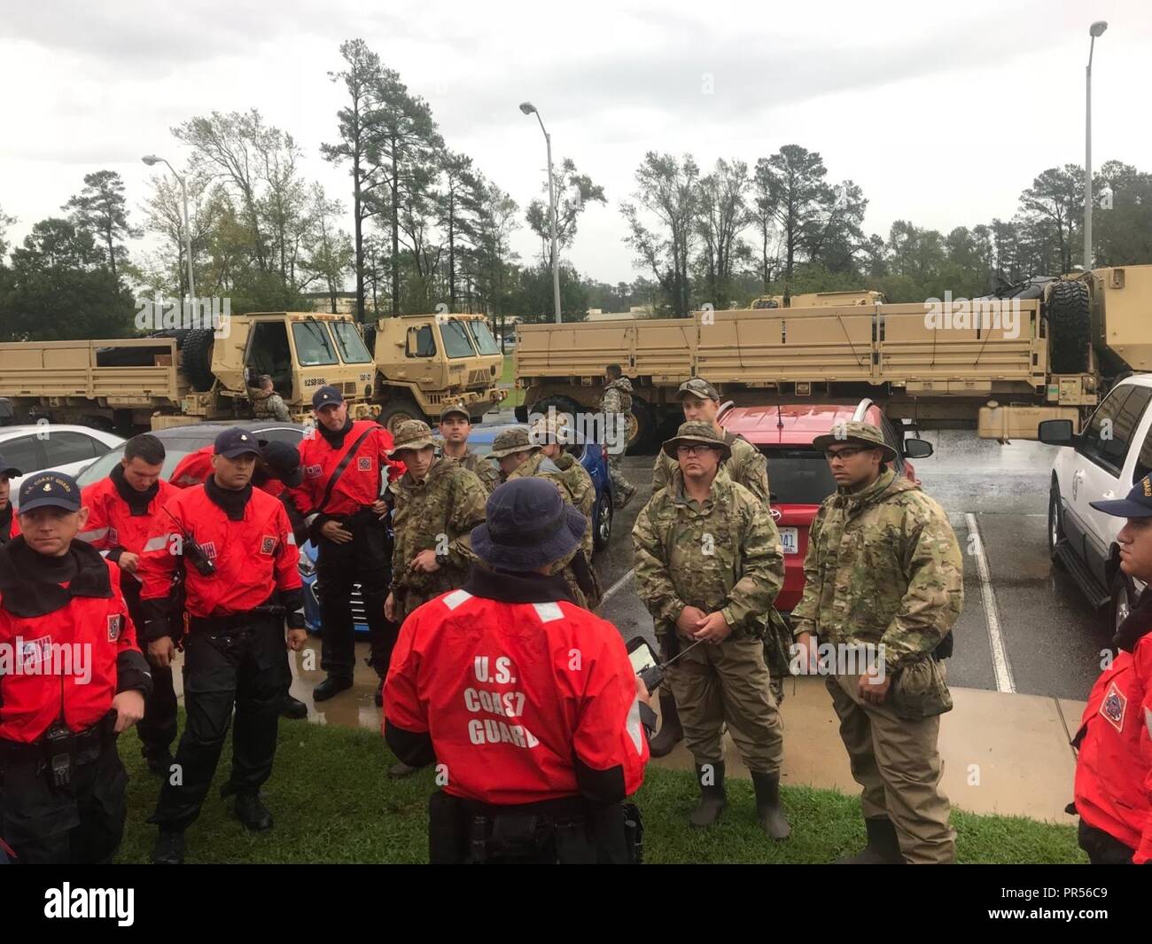 Les équipages de la Garde côtière canadienne discuter tactique avant de mener des opérations de sauvetage à la suite de l'ouragan Florence en Caroline du Nord, Dimanche 16 Septembre, 2018. La Garde côtière travaille avec l'état et les organismes locaux dans toute la région touchée. Banque D'Images
