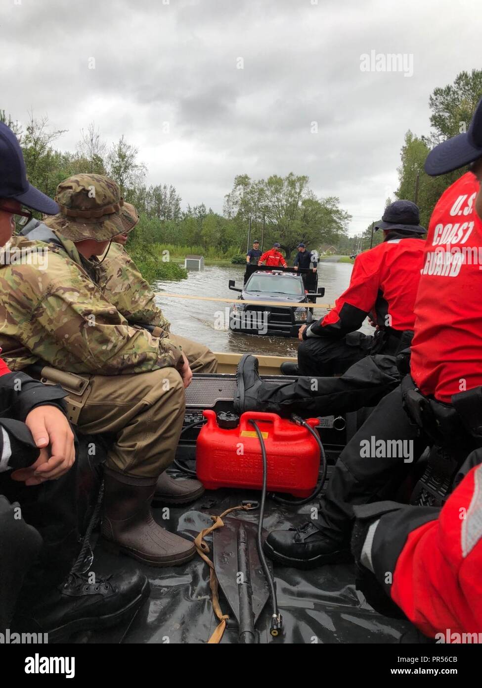 Les membres de la Garde côtière canadienne un bateau d'intervention d'eau peu profonde équipe effectue des opérations de sauvetage pour aider les personnes touchées par les eaux de crue à l'appui de l'ouragan Florence, en Caroline du Nord, dimanche, 16 Septembre, 2018. Banque D'Images