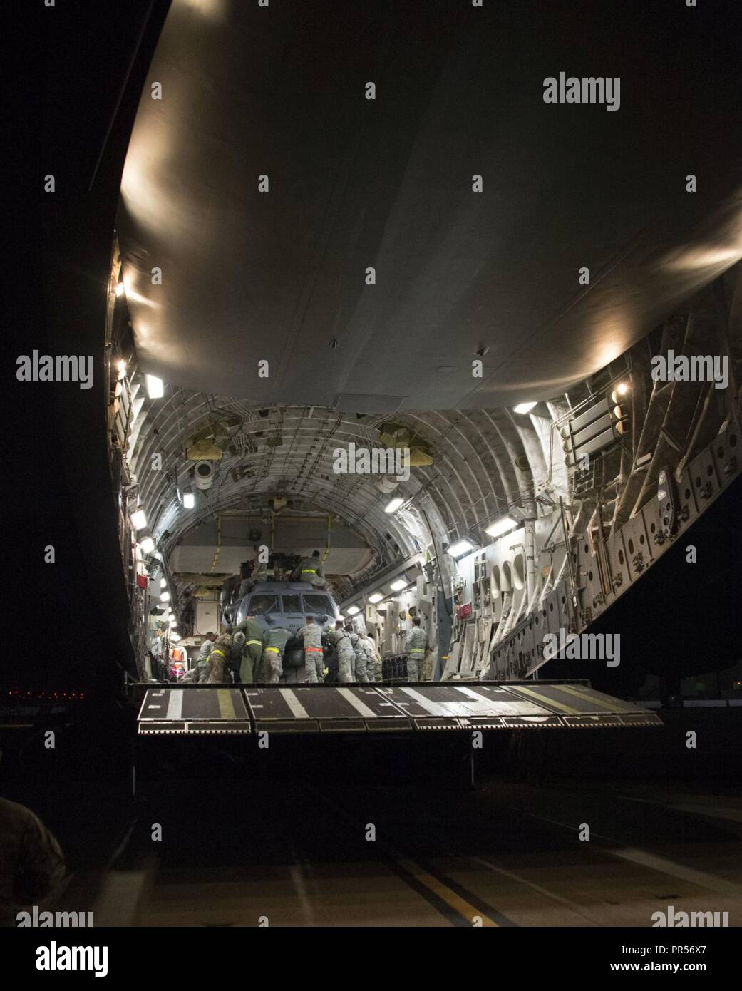 129e et 144e RQW ALW pousser un HH 60 avions en un C-17. Ses paniers et se rendre à Dover dans le Delaware à commencer les opérations de recherche et sauvetage en Caroline du Nord pour l'ouragan Florence. Banque D'Images