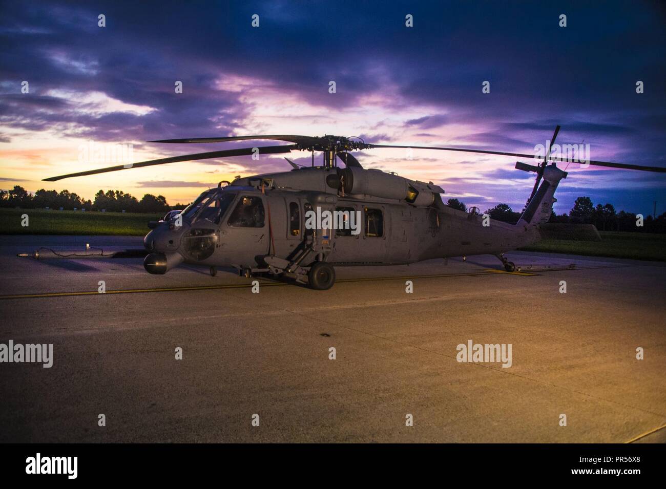 129e RQW HH-60G est stationné à Douvres AFB où des équipes de maintenance ont rendu prêt pour un vol tôt le matin à NAS Oceana ils y connecter avec d'autres actifs et commencer à voler vers les zones de Caroline du Nord touchés par l'ouragan Florence. Banque D'Images