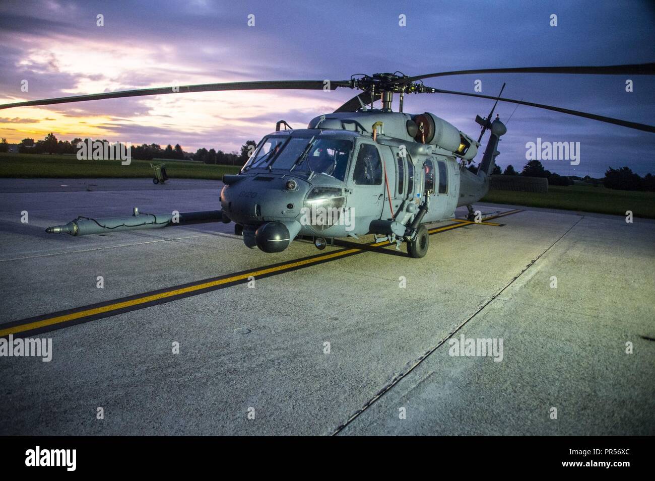 129e RQW HH-60G est stationné à Douvres AFB où des équipes de maintenance ont rendu vers les zones de Caroline du Nord touchés par l'ouragan Florence.prêt pour un vol tôt le matin à NAS Oceana ils y connecter avec d'autres actifs et commencer à voler Banque D'Images