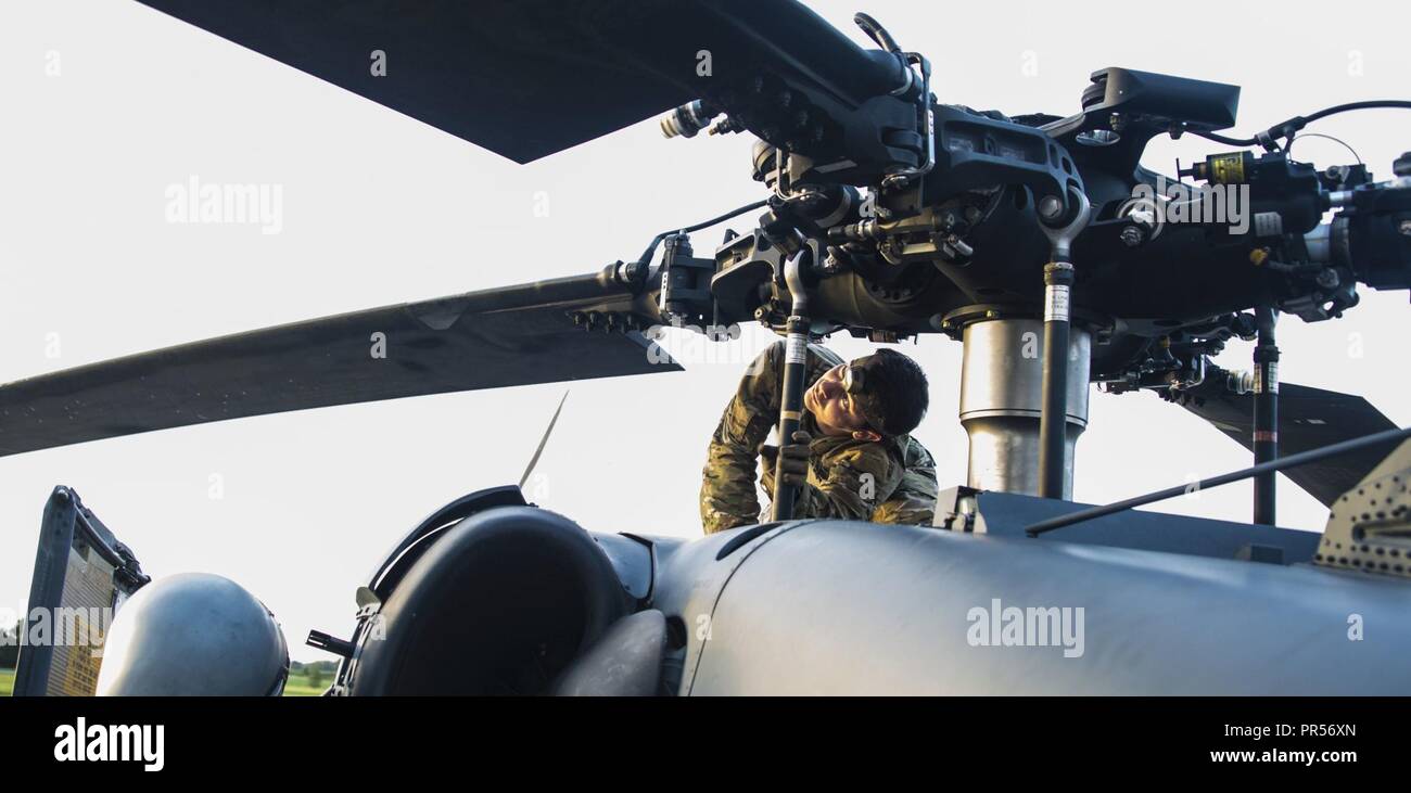 Ingénieur de vol Austin SSgt Hellweg preps son hélicoptère et inspecte le rotor pour s'assurer que l'avion est prêt à appuyer les missions de recherche et sauvetage dans les domaines de la Caroline du Nord touchés par l'ouragan Florence. Banque D'Images