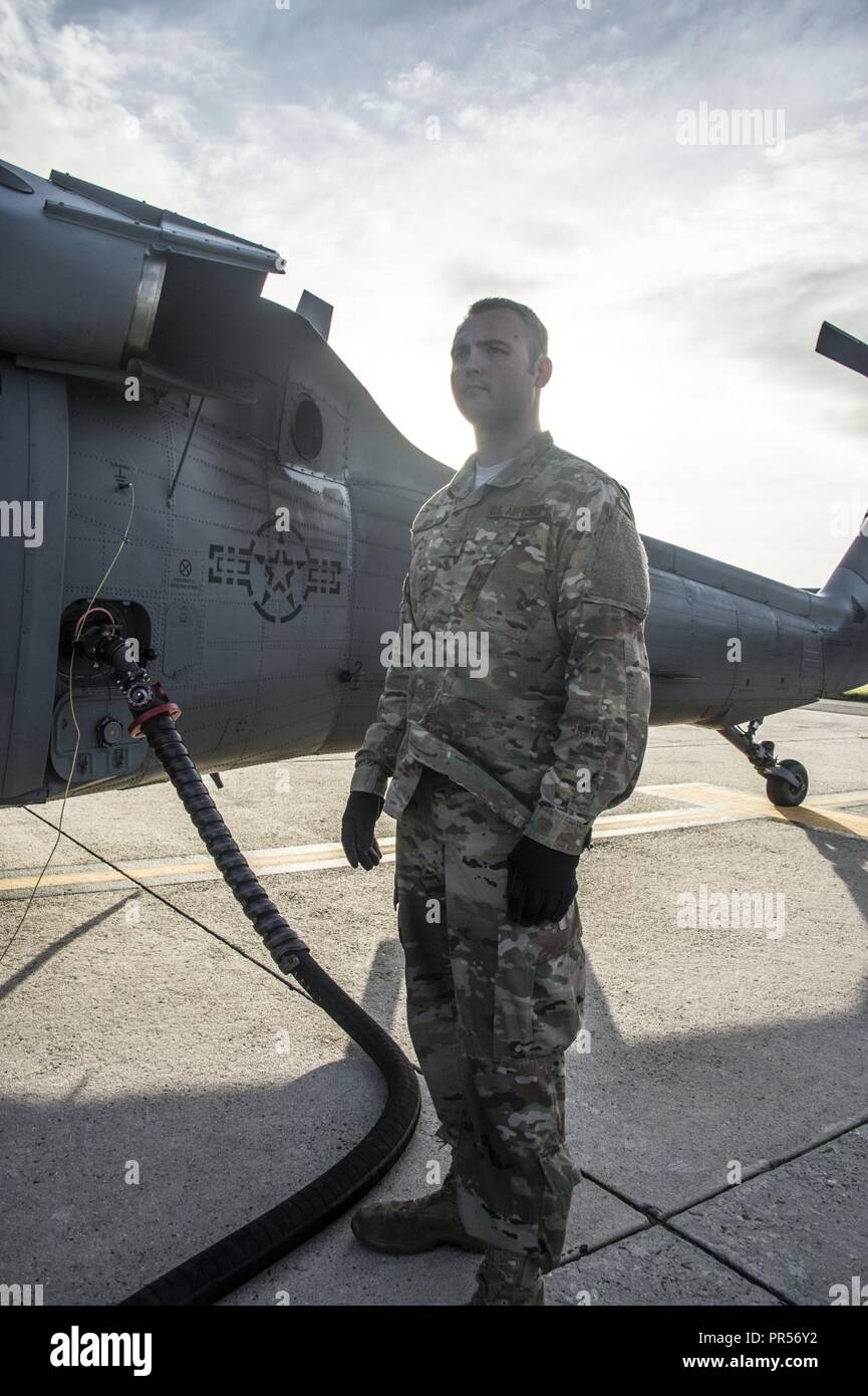 Zachary SrA Ross tient à veiller sur l'axe de vol alors qu'il alimente une 129e RQW HH-60 Pave Hawk avant qu'elle s'envole pour lancer des missions de sauvetage dans les domaines de la Caroline du Nord touchés par l'ouragan Florence. Banque D'Images