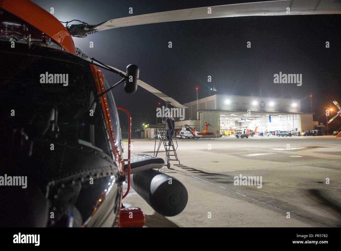 Jayhawk MH-60 de la Garde côtière canadienne les équipages de la Garde côtière canadienne à la Air Station Elizabeth City se préparer pour la quatrième journée des opérations de recherche et de sauvetage à la suite de l'ouragan Florence 17 Septembre, 2018. La Garde côtière américaine Banque D'Images