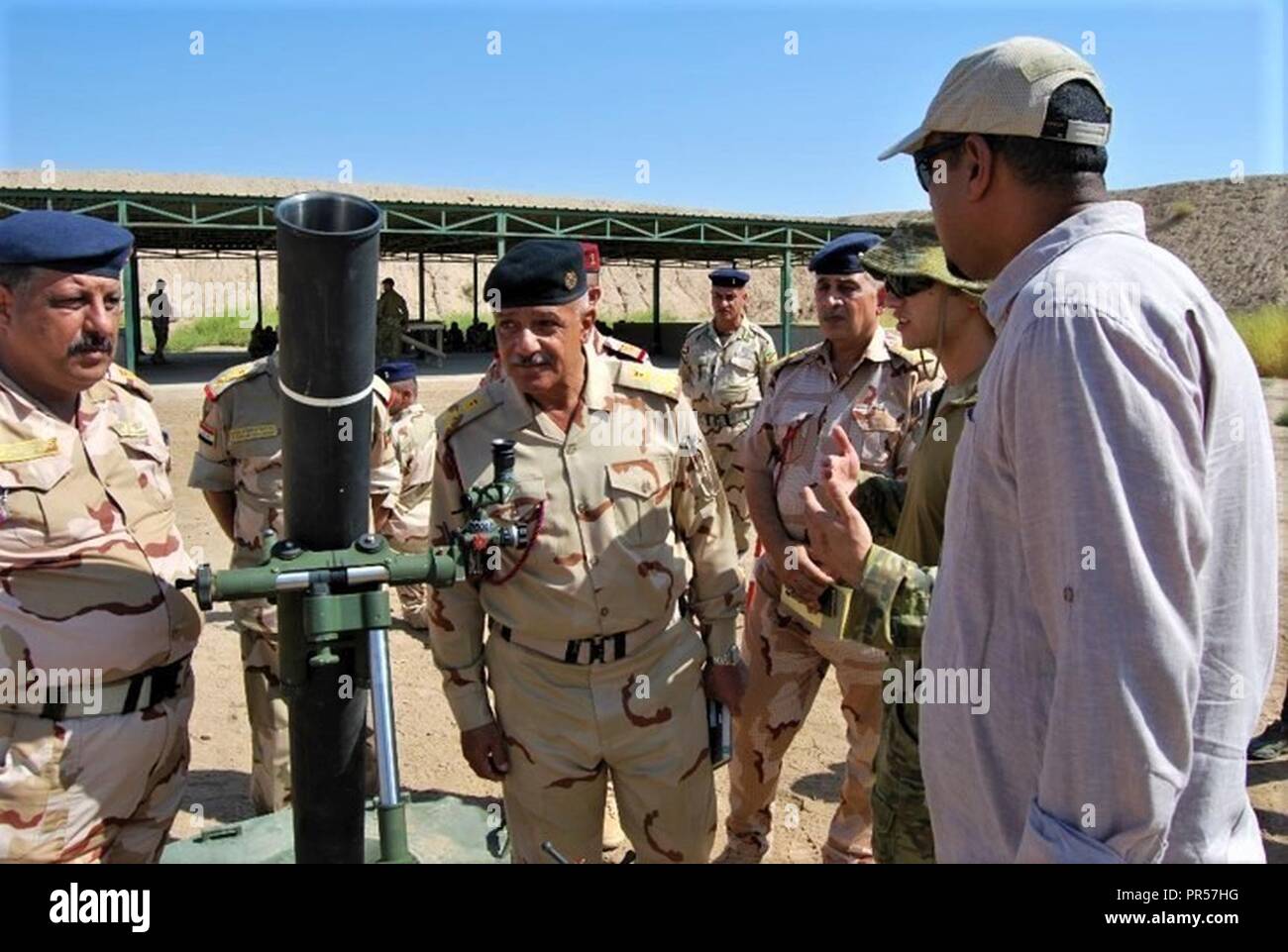 Us Cavalry troopers du 1er Escadron, 3e régiment de cavalerie "Brave Rifles", et les instructeurs de l'Australie montrent un Irakien le brigadier général le nouveau M120 Système de mortier, 5 septembre 2018. Les courageux Rifles sont actuellement en poste en Iraq dans le cadre de l'opération de travail, résoudre inhérent par, avec et par les forces de sécurité irakiennes et de la coalition de 74 nations unies pour vaincre ISIS dans les zones de l'Irak et la Syrie, et de définir les conditions pour le suivi des opérations d'augmentation de la stabilité régionale. Banque D'Images