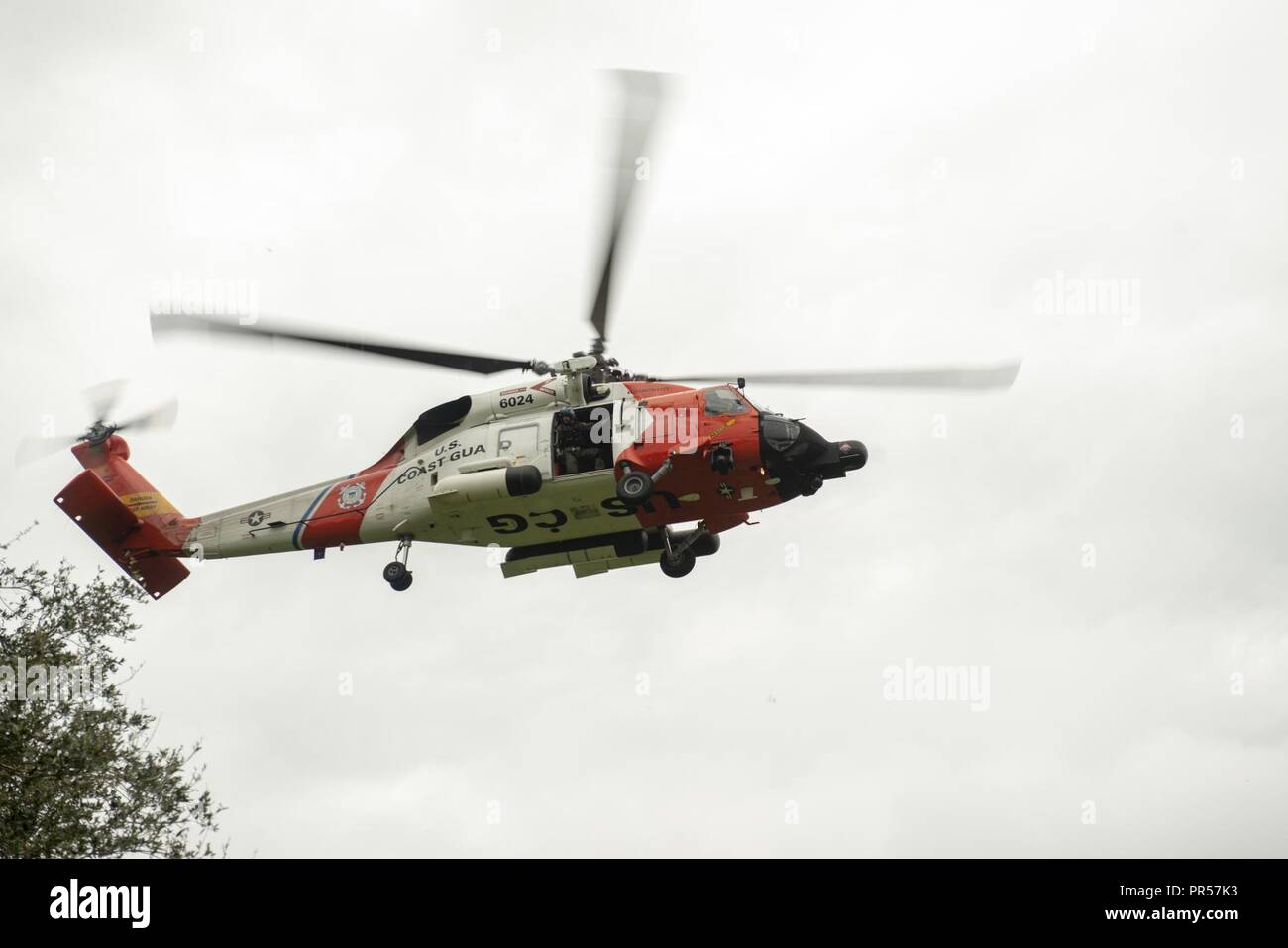 Un hélicoptère Jayhawk MH-60T de l'équipage de la station de la Garde Côtière Canadienne Elizabeth City, Caroline du Nord, évacue les résidents de Rocky Point, en Caroline du Nord en raison des inondations causées par l'ouragan Florence. Un total de 26 adultes, 11 enfants, sept chiens et quatre chats ont été évacués du quartier. Banque D'Images