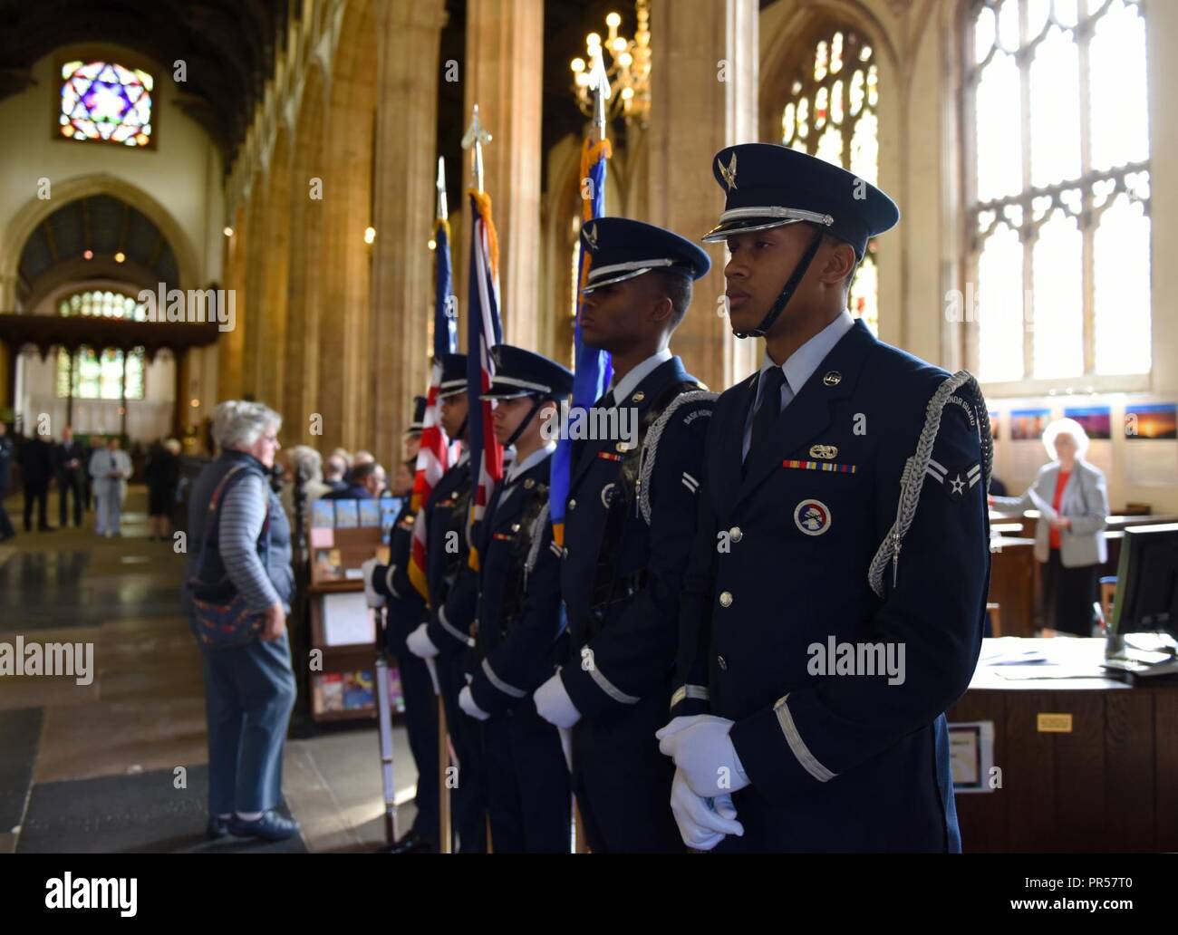 Garde d'honneur de l'US Air Force Airmen, attribué à Royal Air Force Lakenheath, se tenir dans l'église de Sainte Marie au cours d'une cérémonie du Souvenir de la bataille d'Angleterre à Bury St Edmunds, l'Angleterre, le 16 septembre 2018. Aviateurs de la 100e Escadre de ravitaillement en vol à RAF Mildenhall, avec RAF et les membres de la communauté, a également participé à l'événement. Banque D'Images