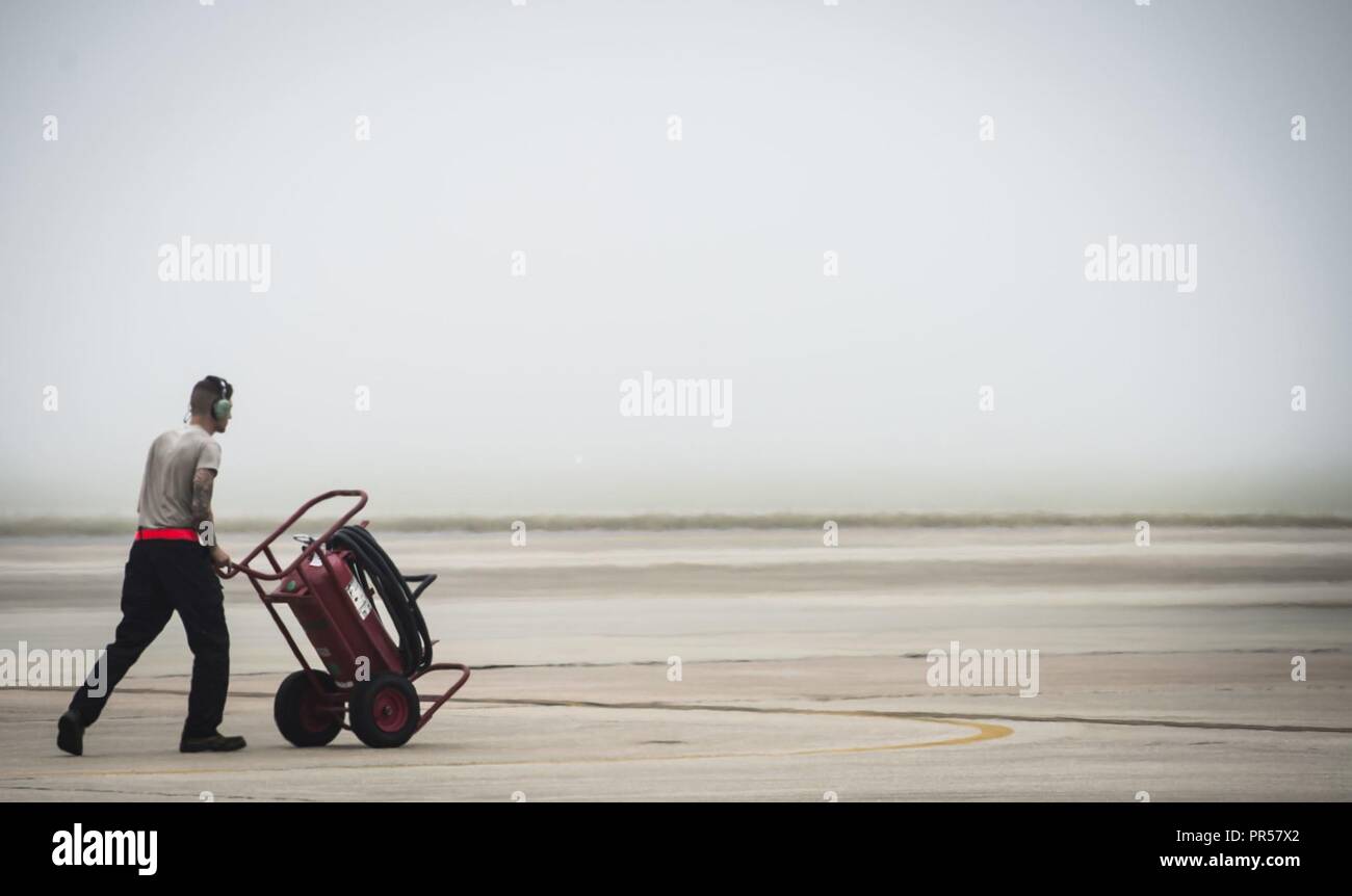 Une 20e Escadron de maintenance d'avions tactiques les promenades la flightline chez Shaw Air Force Base, S.C., le 12 septembre 2018. Les responsables préparé les jets d'évacuation avant l'arrivée de l'ouragan Florence sur la côte est. Banque D'Images