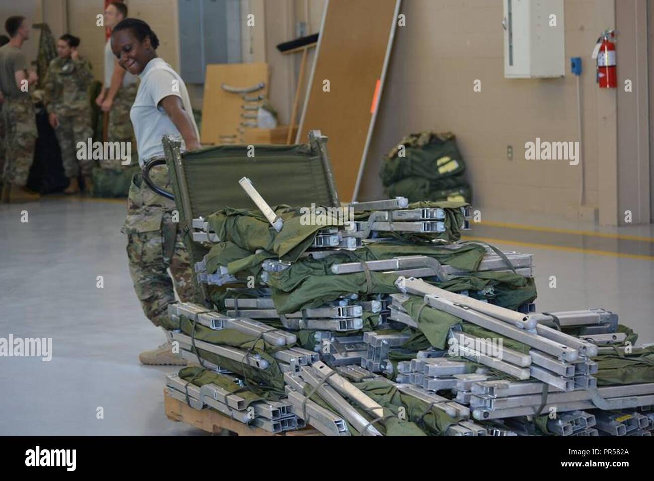 La CPS. Keeasa Benton avec la 63e Brigade d'aviation Théâtre prépare des lits bébés pour le chargement à Frankfort, Ky., le 15 septembre 2018. Les membres de l'unité déployée à la Caroline du Nord pour soutenir les opérations de l'aviation de l'armée dans la région à la suite de l'ouragan Florence. Banque D'Images