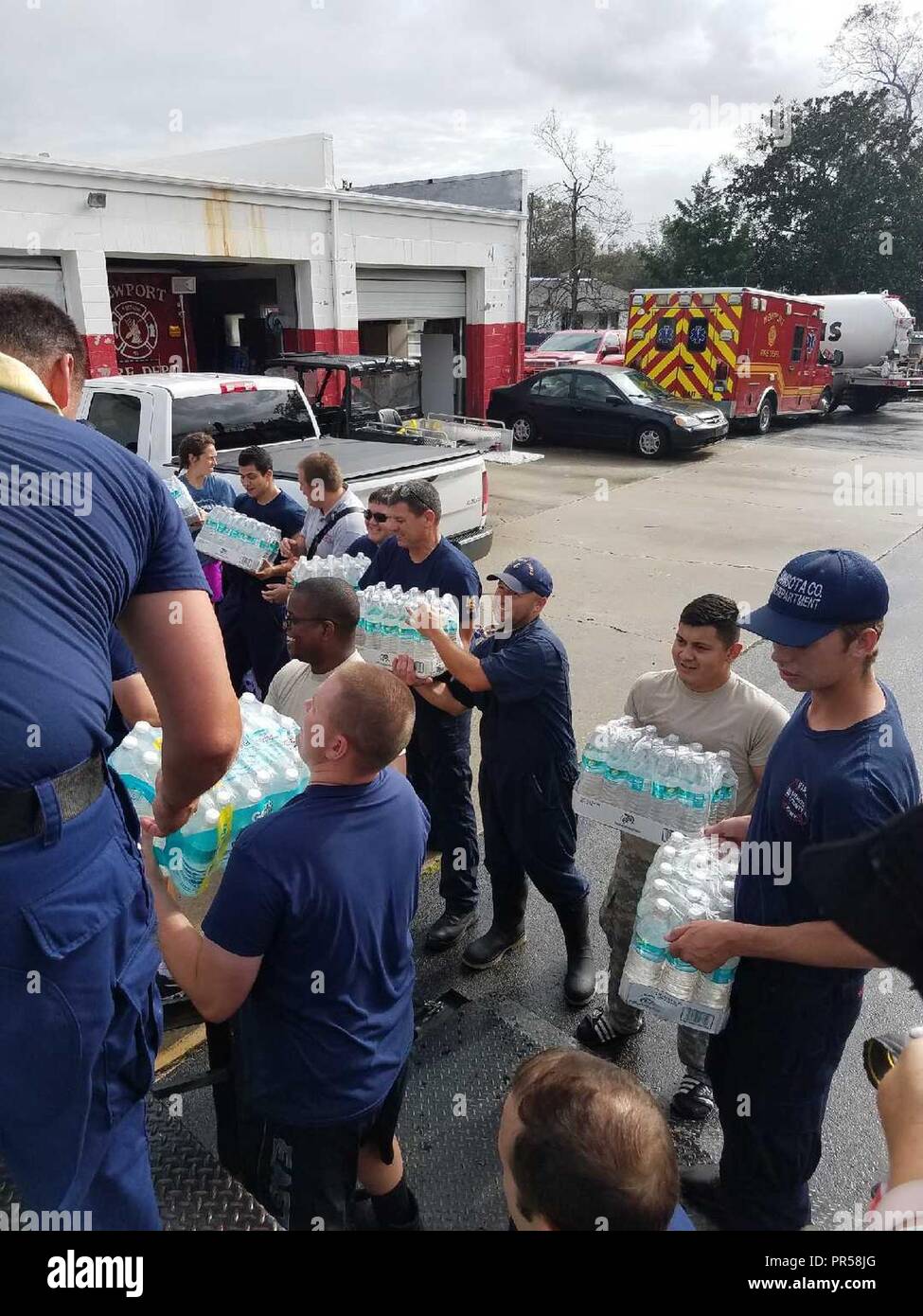 Le personnel de la Garde côtière de distribuer de l'eau embouteillée aux résidants de Newport, North Carolina, touchées par les inondations causées par l'ouragan Florence 17 Septembre, 2018. La Garde côtière a entrepris des opérations de recherche et de sauvetage à l'appui d'État et locaux des centres d'opération d'urgence. Banque D'Images