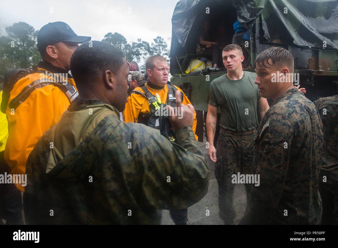 Les Marines américains et les pompiers de discuter de leur plan d'évacuation en Onslow Comté, N.C., le 15 septembre 2018. Les Marines et les pompiers ramassé des civils qui ont trouvé refuge dans une caserne de pompiers après l'ouragan Florence. Banque D'Images