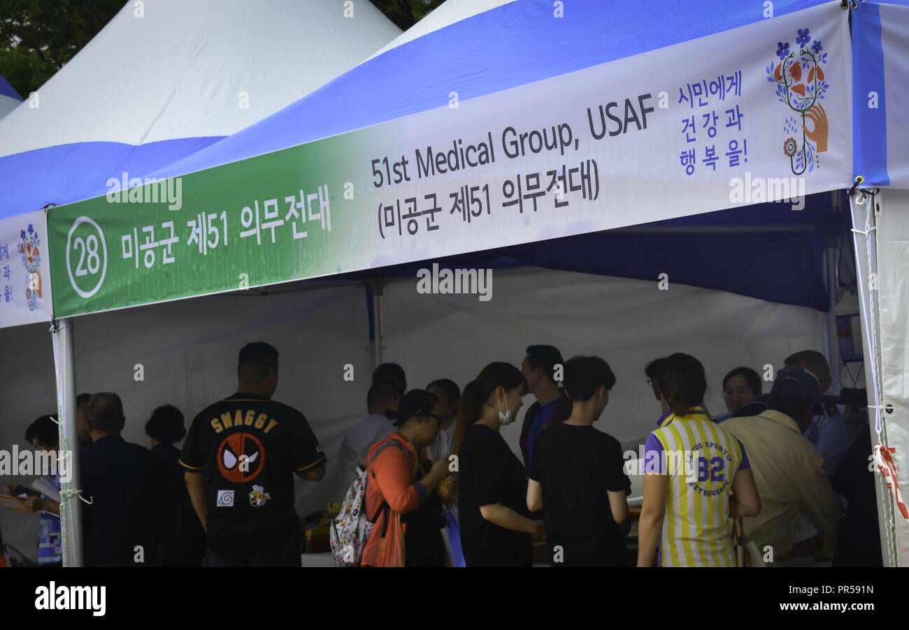 Vous pourrez visiter un stand mis en place par le 51e Groupe médical pendant le Festival de la santé Pyeongtaek à Pyeongtaek, République de Corée, le 16 septembre 2018. Pendant le festival, les militaires professionnels démontré bio-essais environnementaux de l'équipement, une collection d'insectes qui posent une menace locale et les rations militaires tout en enseignant les visiteurs de la façon dont les fournitures sont utilisés. Banque D'Images