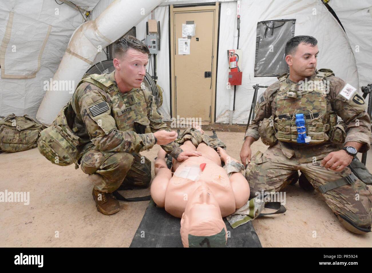 1LT Tyler Martin et le Maj Kenneth Reed,44e brigade médicale, préparer le traitement de la simulation d'un soldat blessé. Banque D'Images