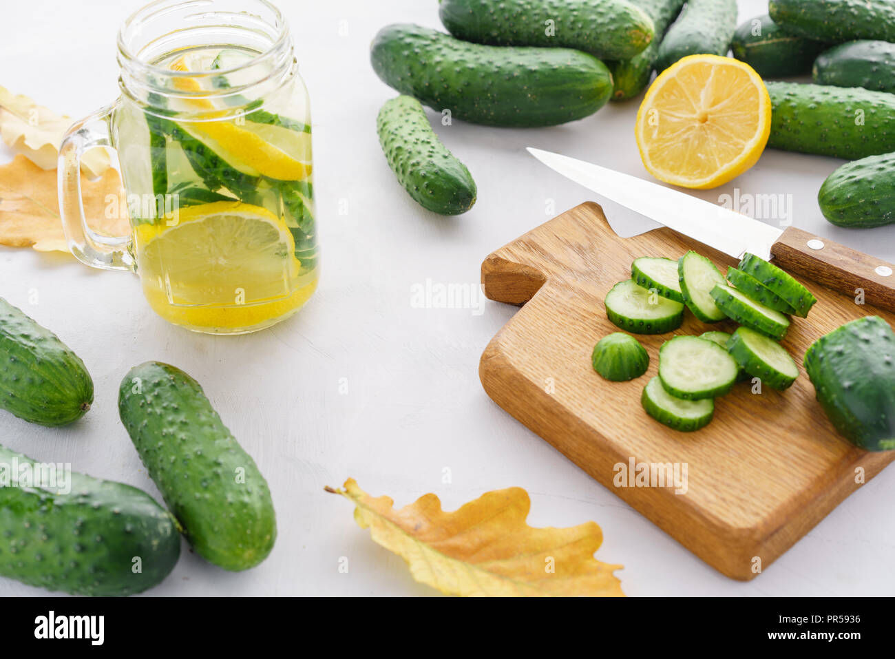 Congé d'automne. Cocktail d'été limonade concombre. L'eau rafraîchissante au concombre, menthe et citron sur fond gris. Boisson saine et detox concept. Copy space Banque D'Images