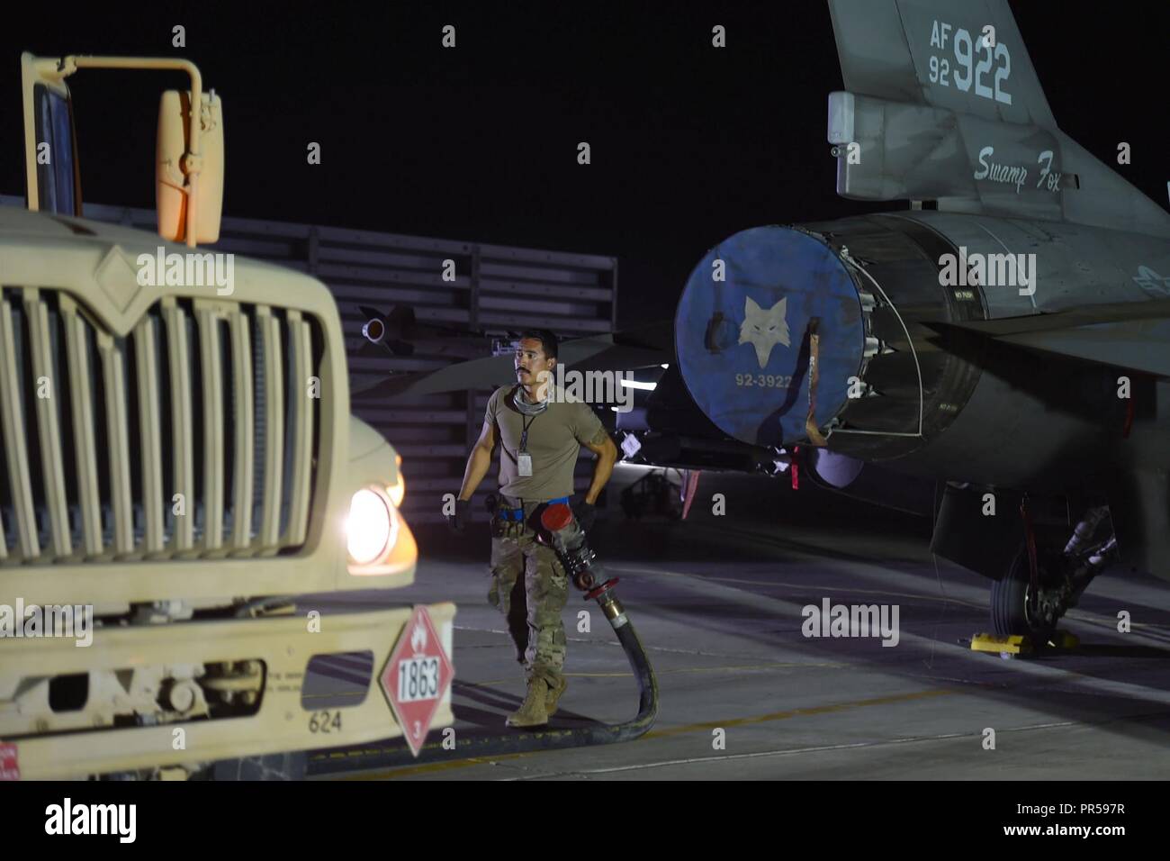 Juanluis Senior Airman Cota, 157e Escadron de chasse de l'expéditionnaire, chef d'équipage renvoie un flexible d'alimentation en carburant chariot après avoir fait le plein d'un F-16 Fighting Falcon après l'atterrissage dans un endroit inconnu en Asie du Sud-Ouest, le 13 septembre 2018. Dans le cadre de l'US Air Forces Central Command, le 407e groupe expéditionnaire de la combat fournit à l'appui de l'U.S. Central Command des objectifs militaires. AFCENT emploie l'ensemble du spectre des capacités de la composante aérienne dans l'air, l'espace et le cyberespace pour vaincre les ennemis tout en favorisant la sécurité et la stabilité dans la région. Les États-Unis est postured pour défendre les forces américaines en t Banque D'Images