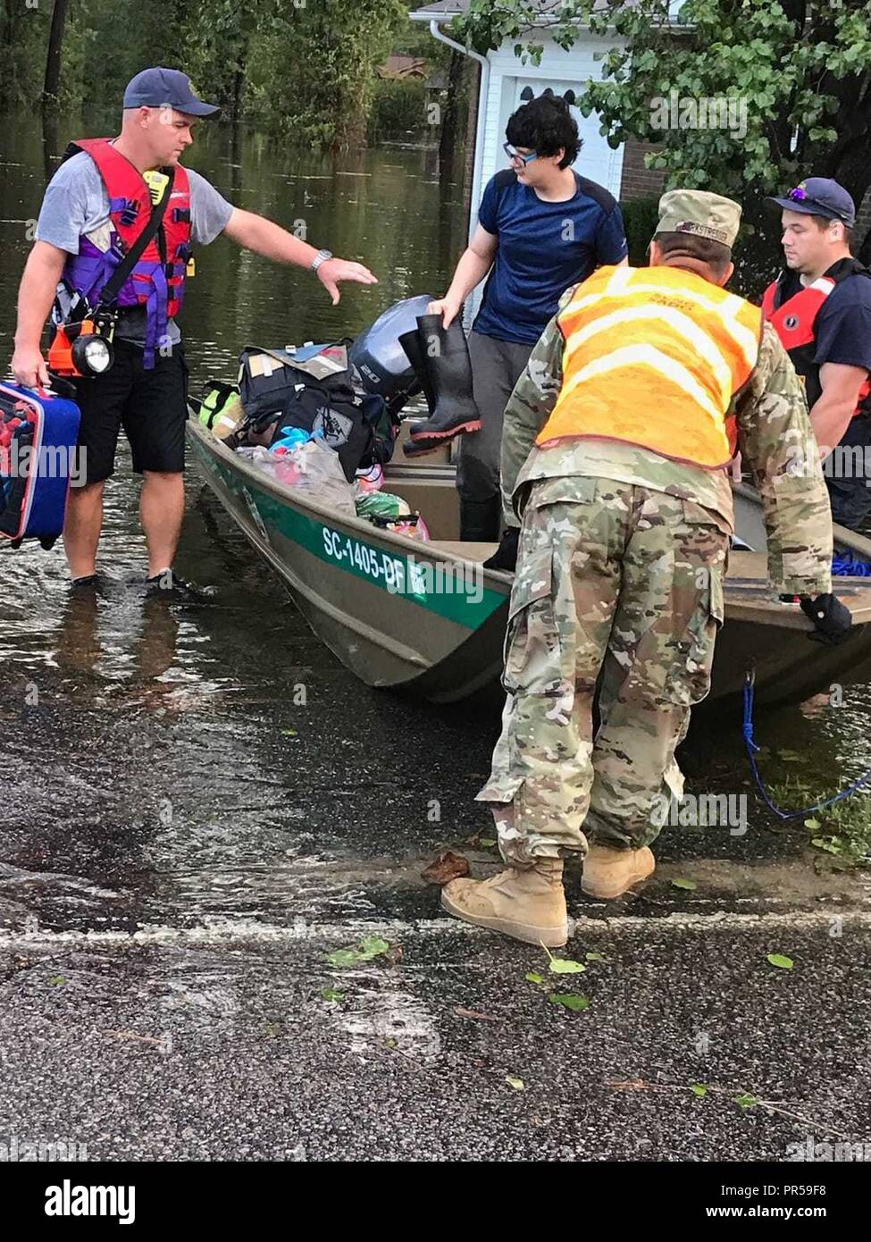 Un soldat avec la Garde nationale de Caroline du Sud aide les Conway Fire avec des équipes de recherche et sauvetage sauvetage dans Conway, S.C., suite à l'ouragan Florence 17 Septembre, 2018. Banque D'Images