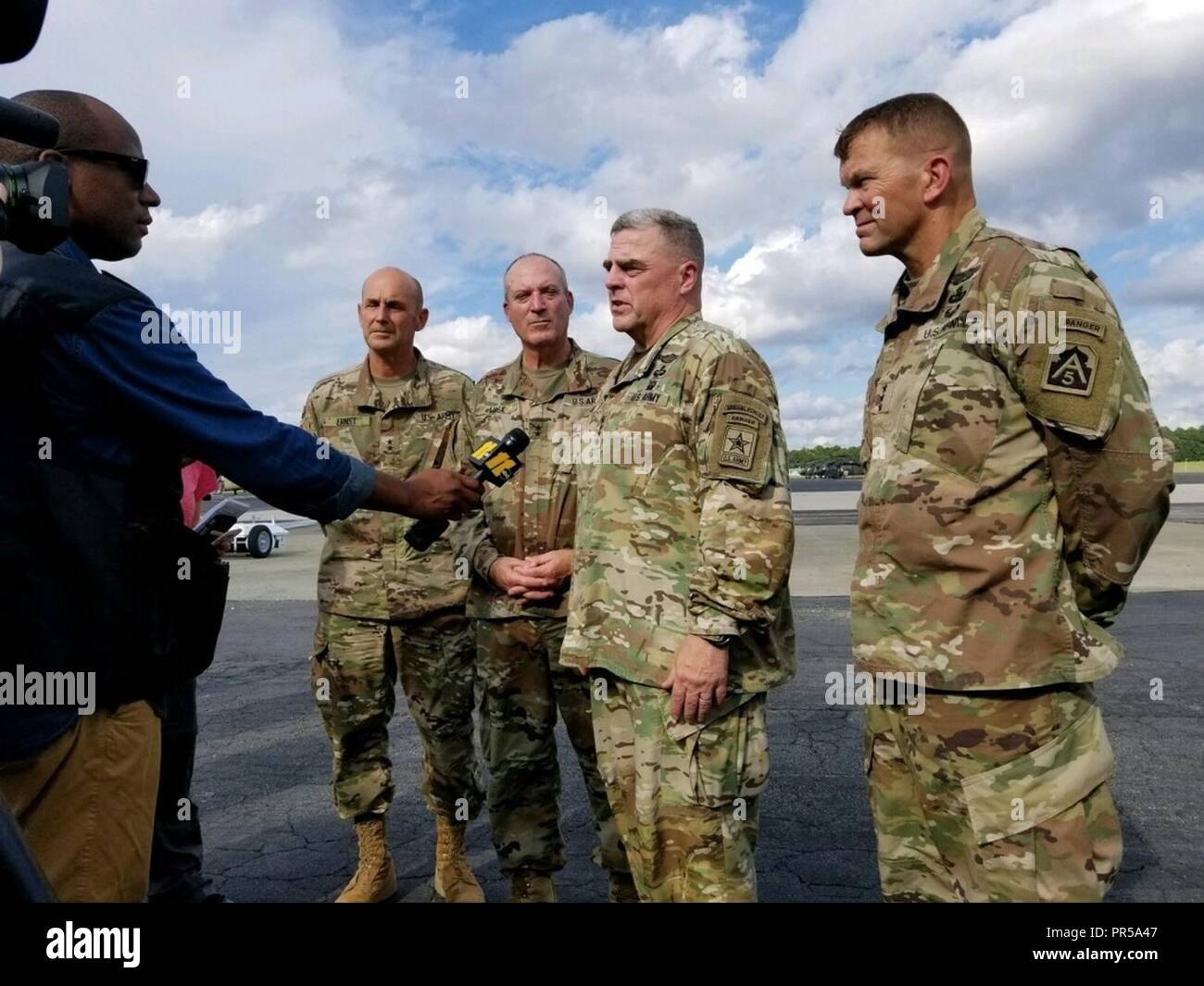 Le Général Mark Milley, chef d'état-major de l'armée américaine, parle à WTVD à Raleigh, N.C., 17 septembre 2018, après avoir pris un tour aérien des zones inondées dans la partie orientale de l'état provoqué par l'ouragan Florence. Banque D'Images