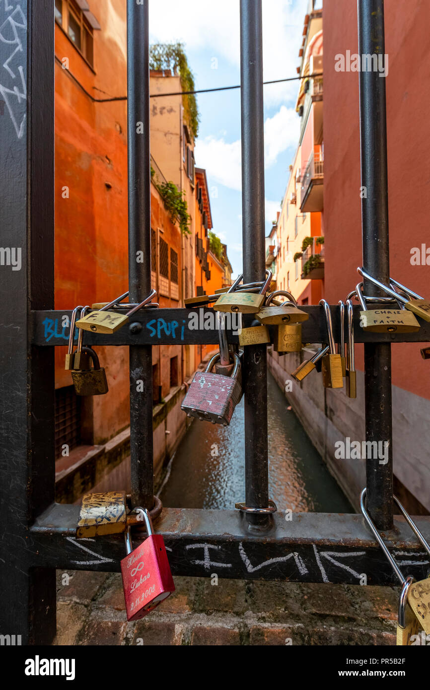 Le quartier du canal de Bologne. Maintenant visible dans seulement quelques rues, une fois Bologne avait de nombreux canaux. L'Italie. Banque D'Images