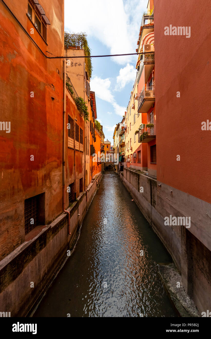 Le quartier du canal de Bologne. Maintenant visible dans seulement quelques rues, une fois Bologne avait de nombreux canaux. L'Italie. Banque D'Images