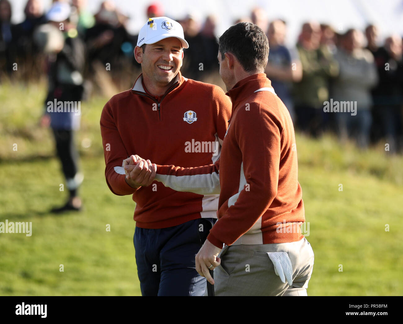 L'équipe de Rory McIlroy célèbre un putt sur le 6e vert avec Sergio Garcia pendant le match Fourballs le deuxième jour de la Ryder Cup au Golf National, Saint-Quentin-en-Yvelines, Paris. Banque D'Images