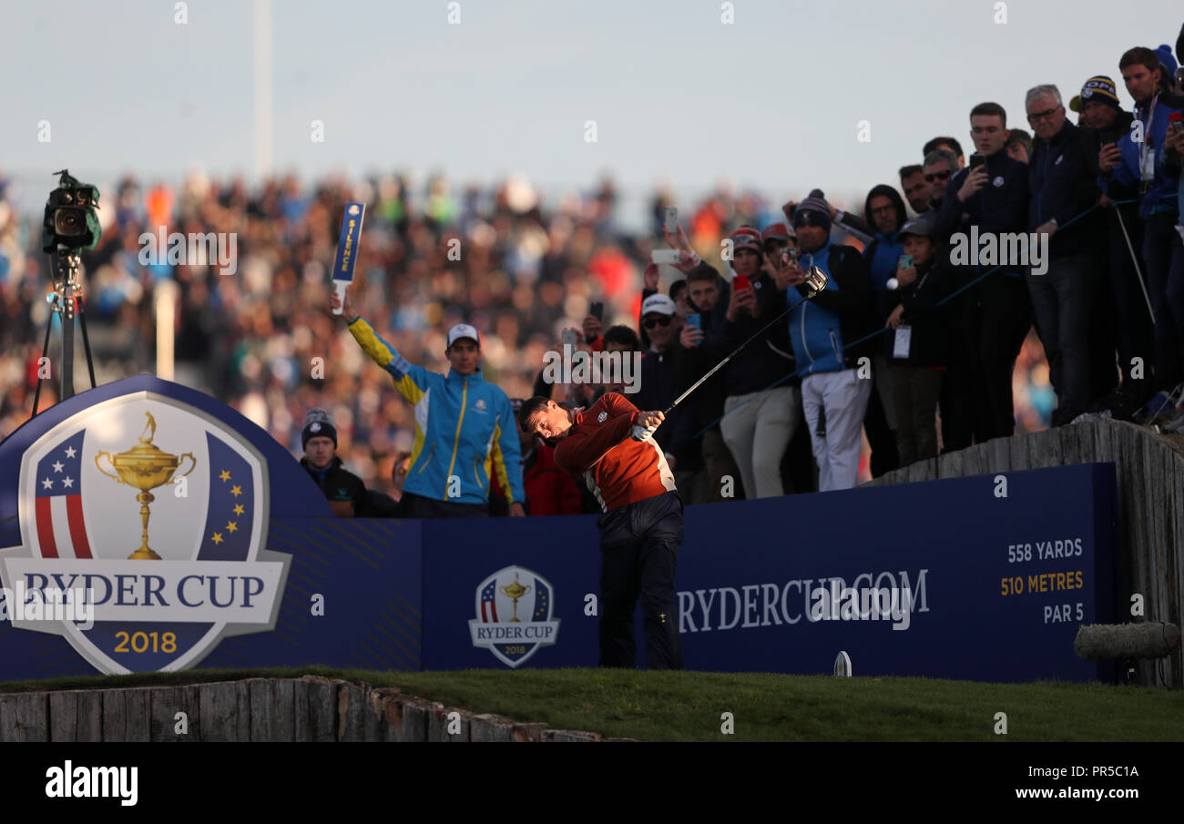 L'Europe de l'équipe sur le Rory McIlroy au cours de la 3ème match Fourballs le deuxième jour de la Ryder Cup au Golf National, Saint-Quentin-en-Yvelines, Paris. Banque D'Images