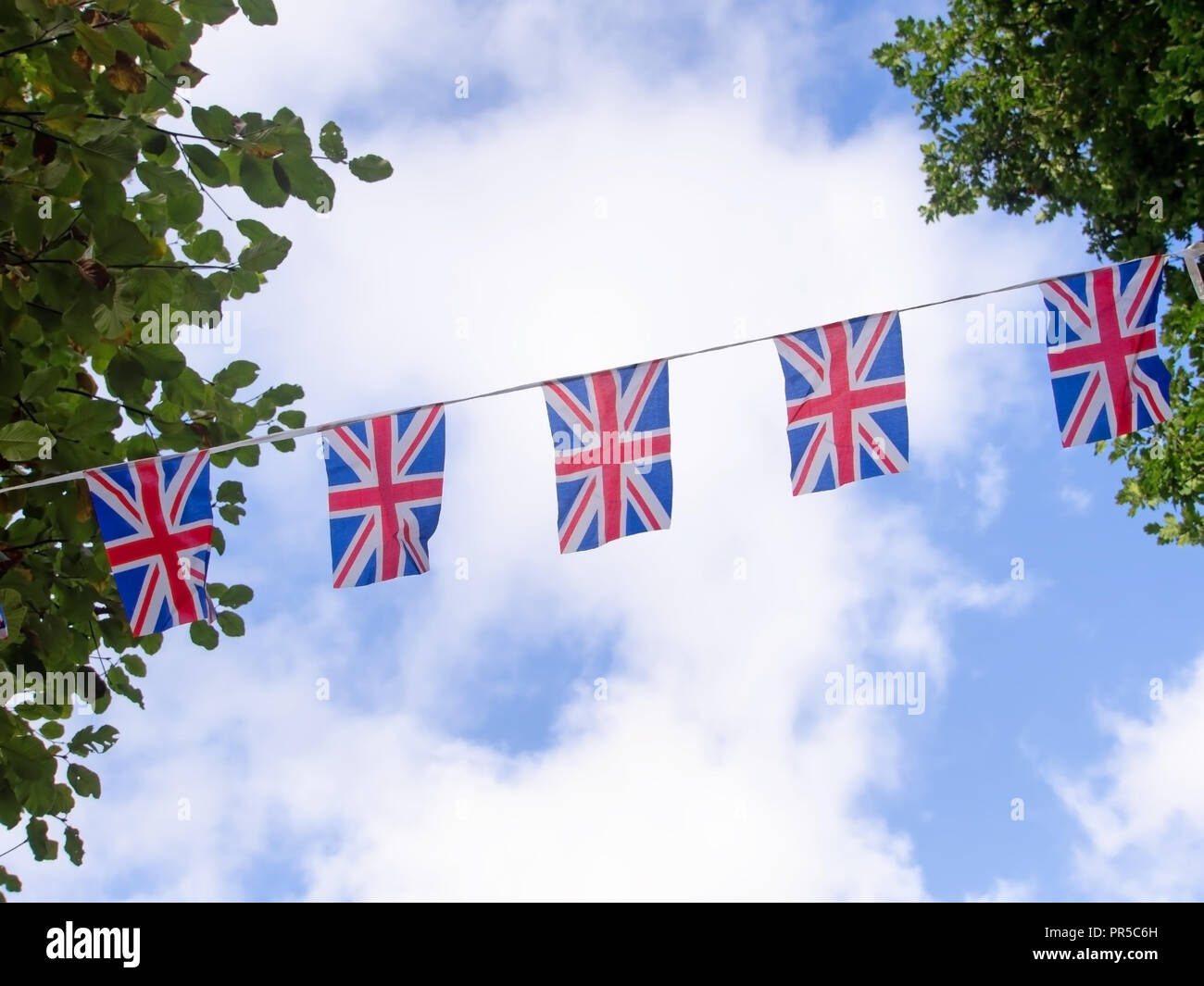 Rouge, blanc et bleu azuré de fête drapeaux contre le fond de ciel. Union Jack, UK drapeaux. Brexit peut-être. Banque D'Images