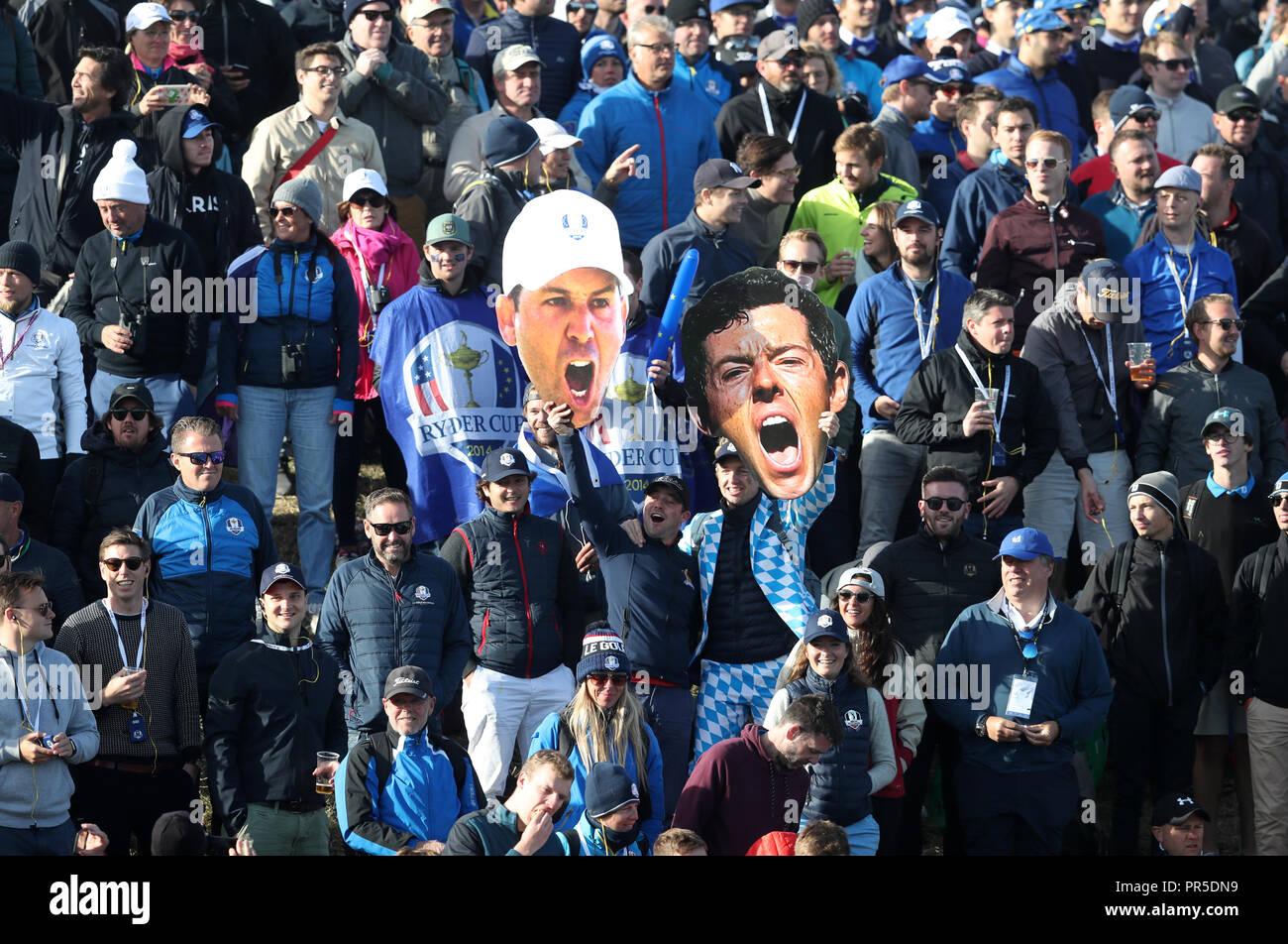 Fans avec découpes en carton pendant le match Fourballs le deuxième jour de la Ryder Cup au Golf National, Saint-Quentin-en-Yvelines, Paris. Banque D'Images