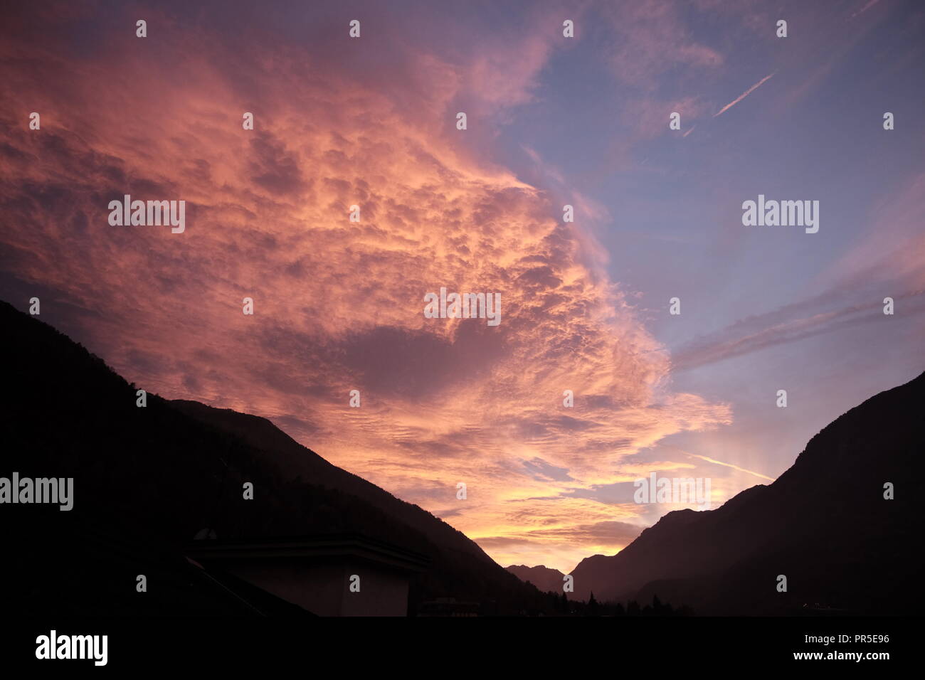 Nuages dans le ciel au coucher du soleil Banque D'Images