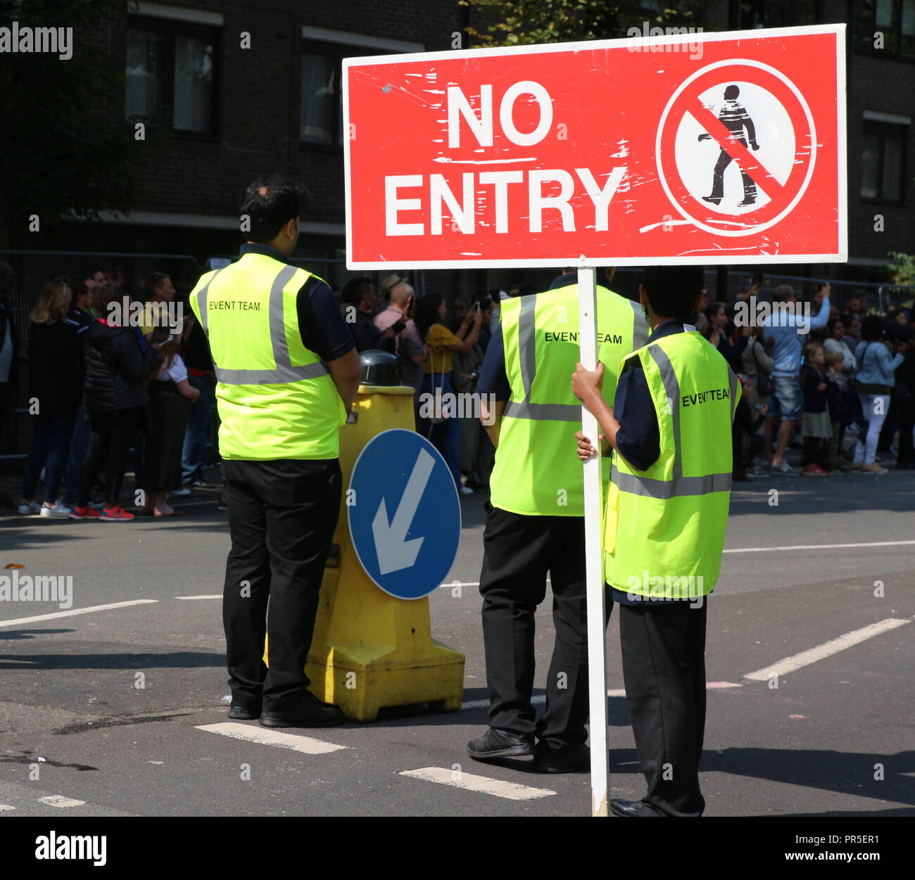 Londres, Royaume-Uni - 27 août 2018 carnaval de Notting Hill : les officiers de la sécurité de l'événement vu font face les membres du public dans un carré Banque D'Images