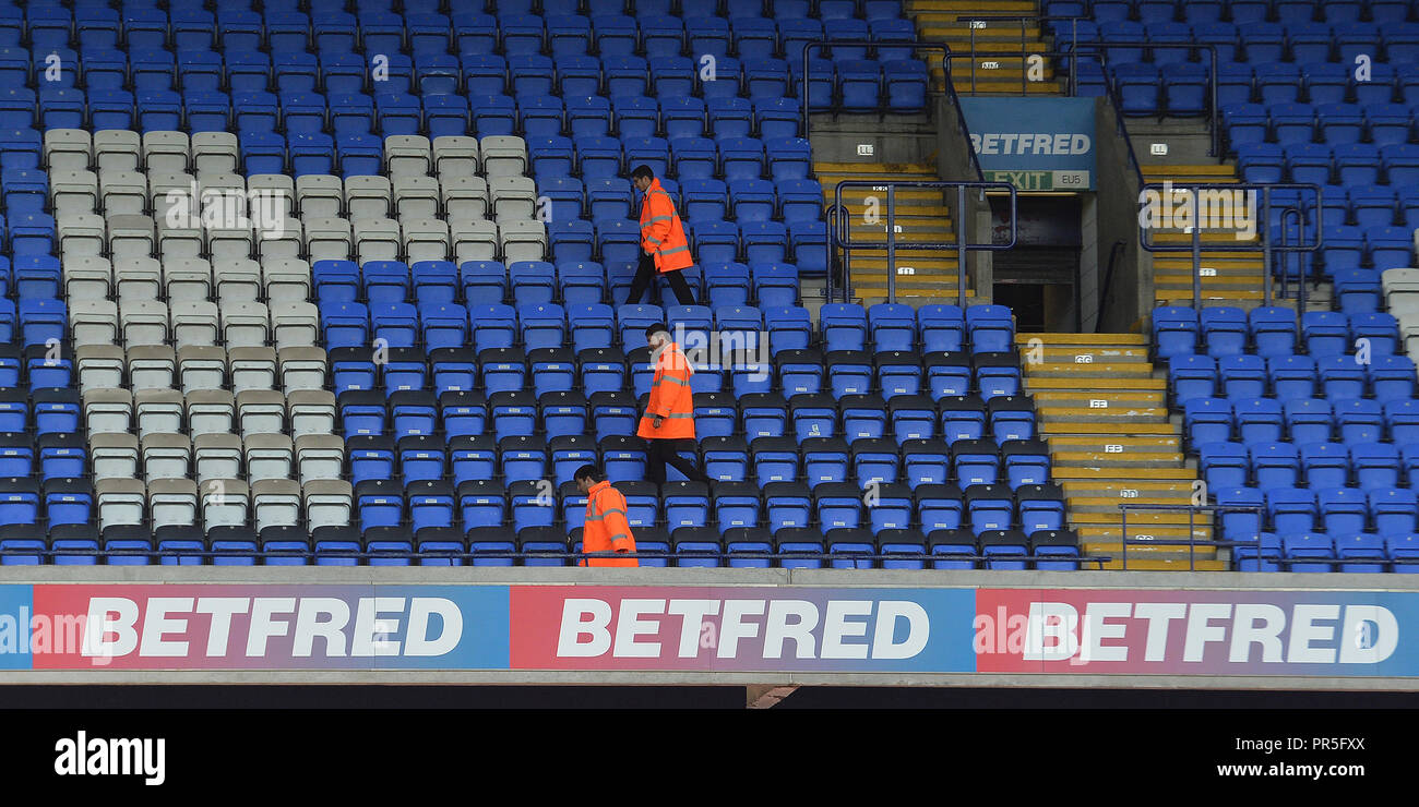 Les intendants vérifier les sièges avant le match de championnat Sky Bet à l'Université de Bolton Stadium. Banque D'Images