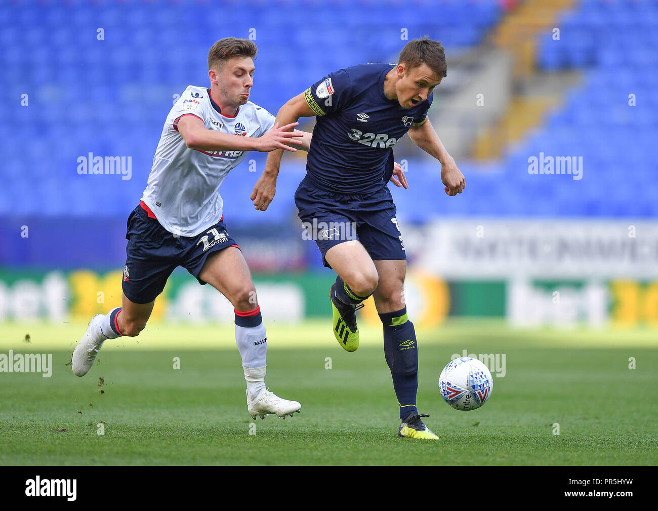 Derby County's Fikayo Tomori batailles avec Bolton Wanderers' Joe Williams pendant le ciel parier match de championnat à l'Université de Bolton Stadium. Banque D'Images