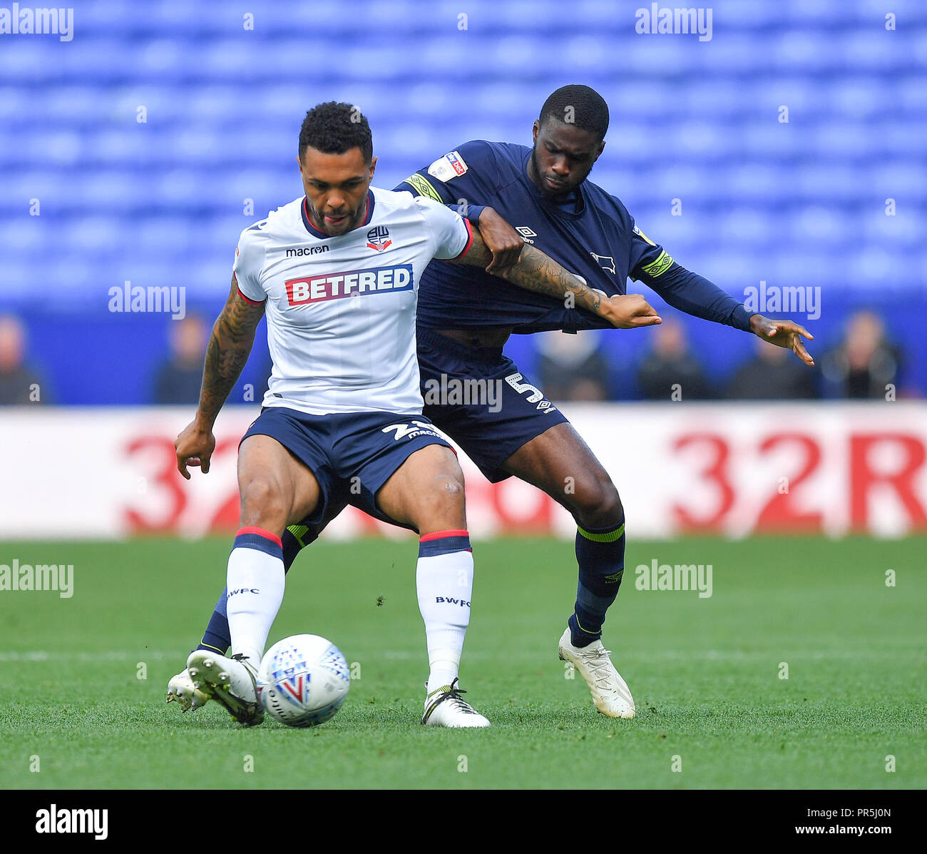 Derby County's Fikayo Tomori batailles avec Bolton Wanderers' Josh Magennis pendant le ciel parier match de championnat à l'Université de Bolton Stadium. Banque D'Images
