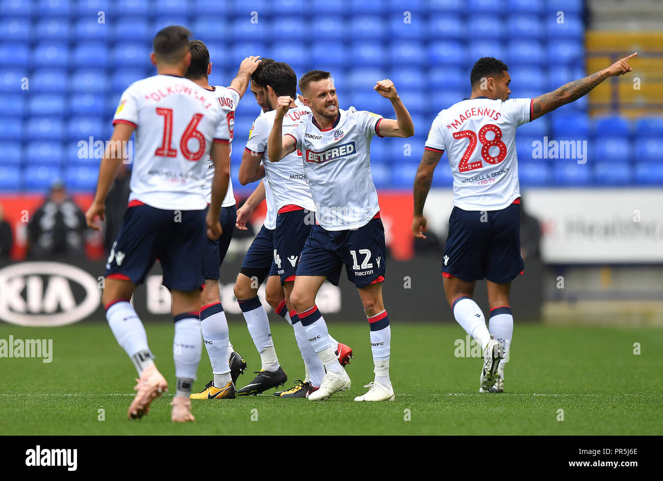 Bolton Wanderers' Craig Noone fête marquant son premier but de côtés du jeu pendant le match de championnat Sky Bet à l'Université de Bolton Stadium. Banque D'Images
