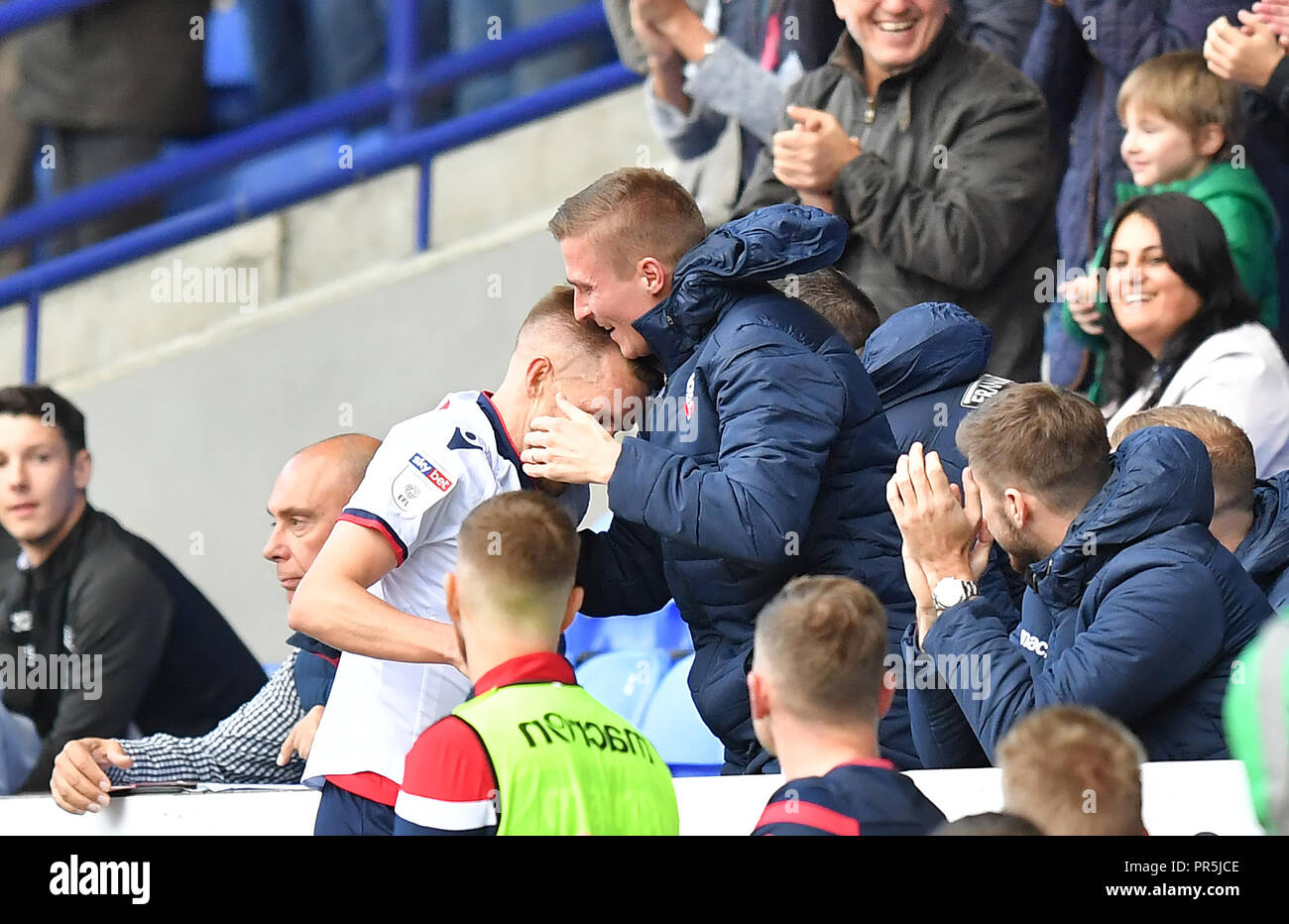Bolton Wanderers' Craig Noone célèbre son premier but de l'équipe avec quelqu'un dans la foule pendant le ciel parier match de championnat à l'Université de Bolton Stadium. Banque D'Images