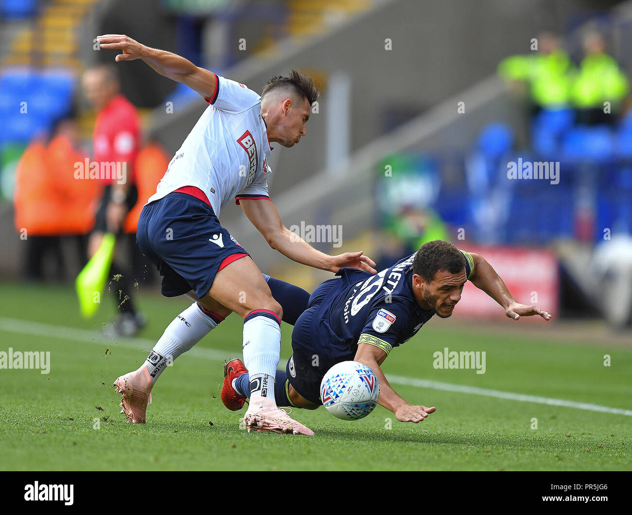 Derby County's Mason Bennett est souillée par Bolton Wanderers' Pawel Olkowski pendant le ciel parier match de championnat à l'Université de Bolton Stadium. Banque D'Images