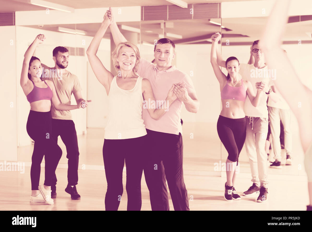 Danse Danse joyeuse paire valse ensemble en studio Banque D'Images