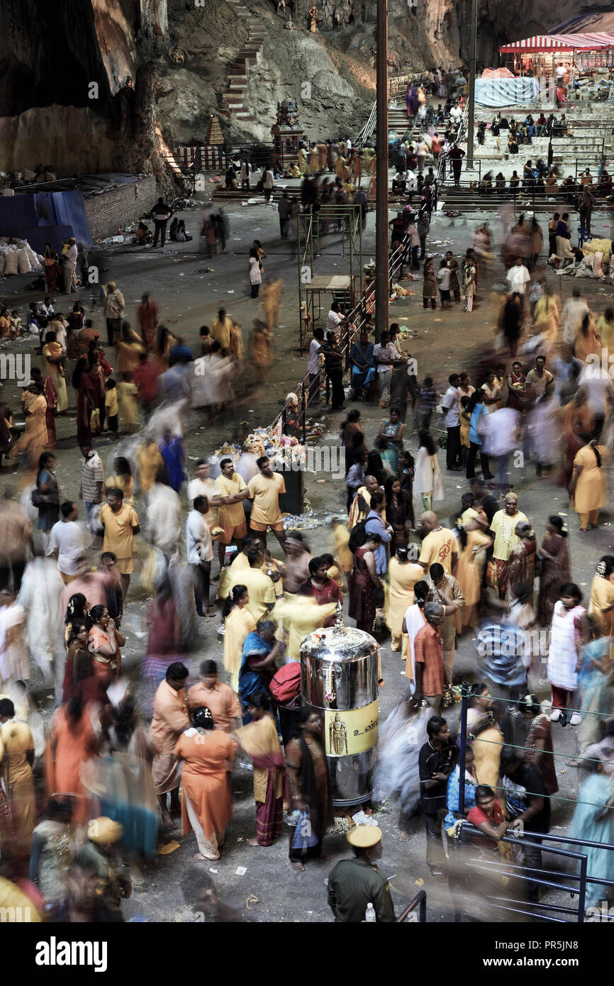 Les dévots hindous culte à l'intérieur de grottes de Batu temple pendant Thaipusam festival à Selangor, Malaisie Banque D'Images
