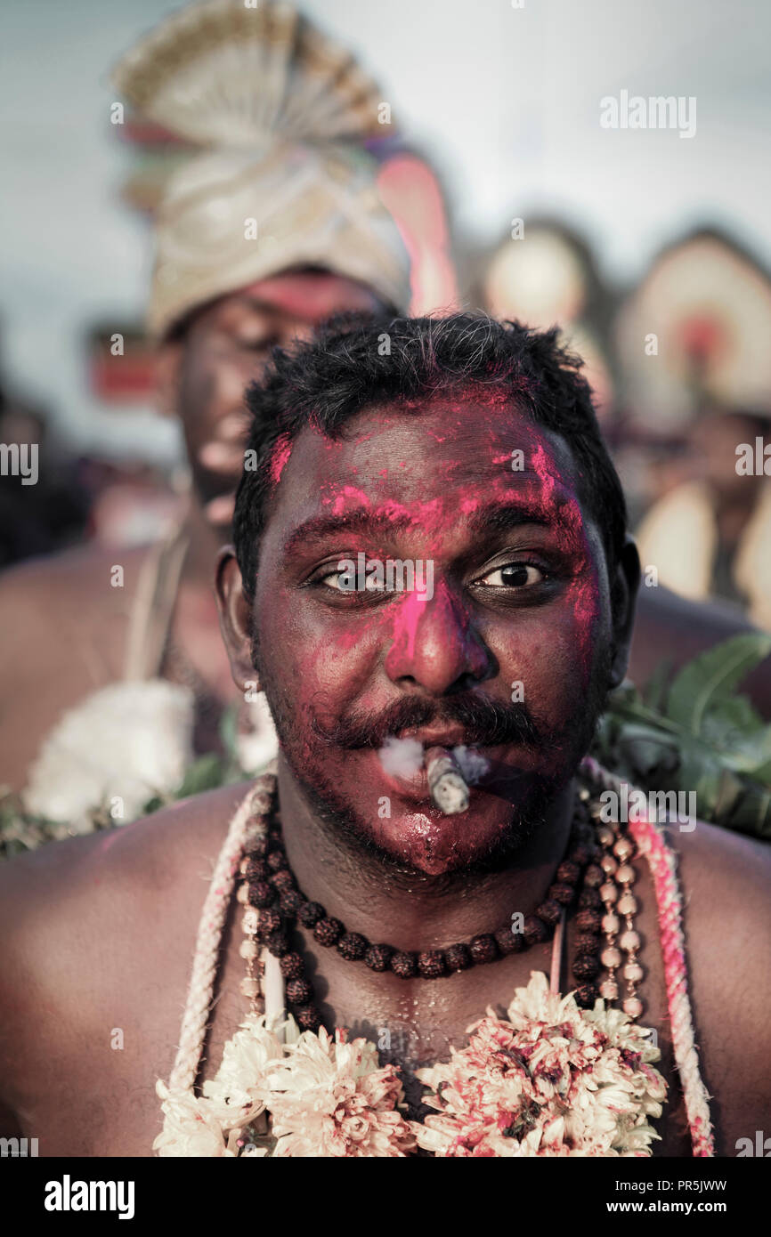 Le cigare mâle porteur kavadi à Batu Caves pendant Thaipusam festival à Selangor, Malaisie Banque D'Images