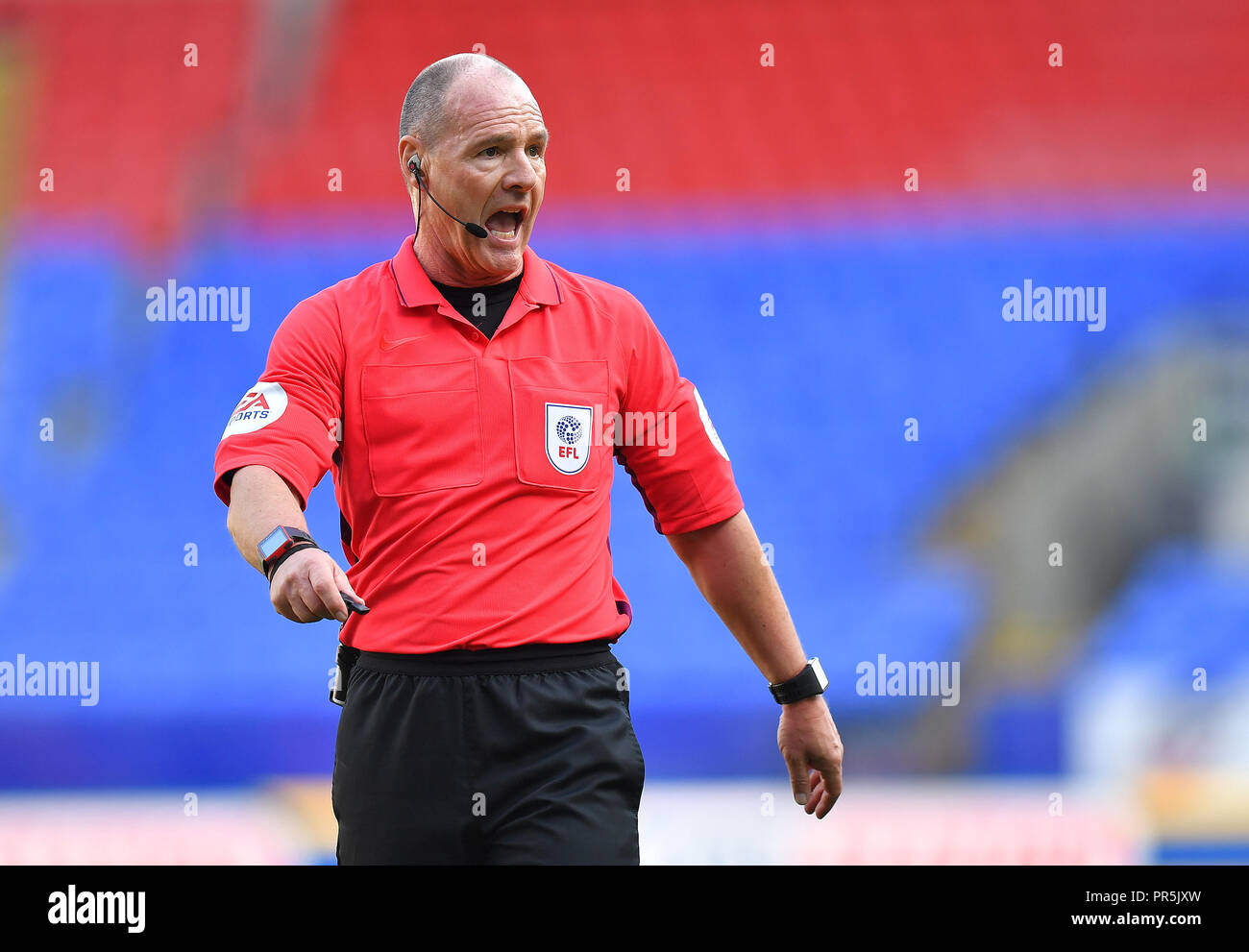 Au cours de l'arbitre Scott Duncan Sky Bet match de championnat à l'Université de Bolton Stadium. Banque D'Images