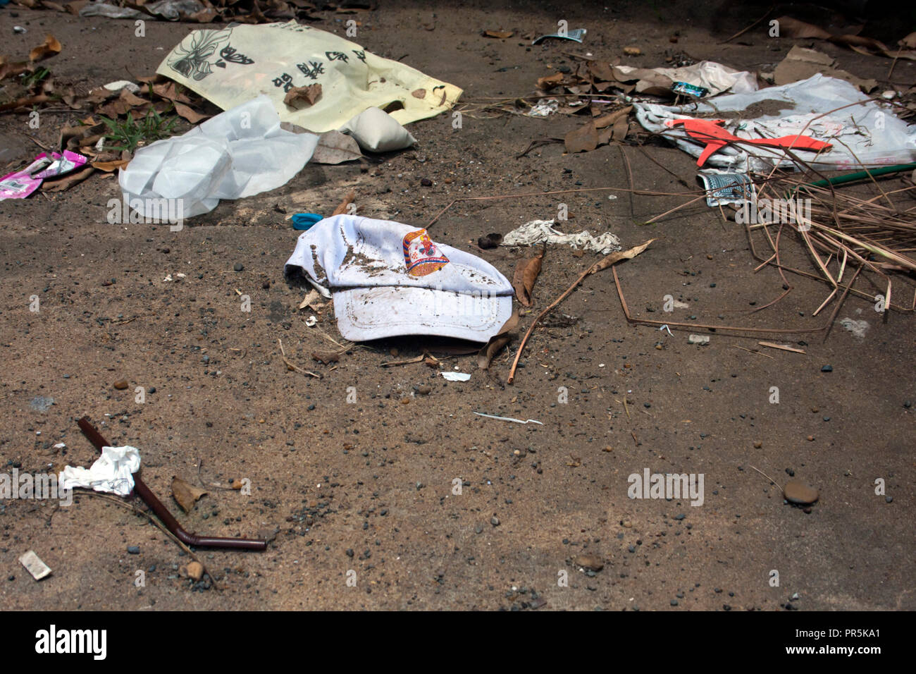 Un parti du peuple cambodgien (PPC) hat a été abandonné dans une rue après l'élection nationale cambodgienne 2018 à Kampong Cham, au Cambodge. Banque D'Images Un parti du peuple cambodgien (PPC) hat a été abandonné dans une rue après l'élection nationale cambodgienne 2018 à Kampong Cham, au Cambodge. Banque D'Images
