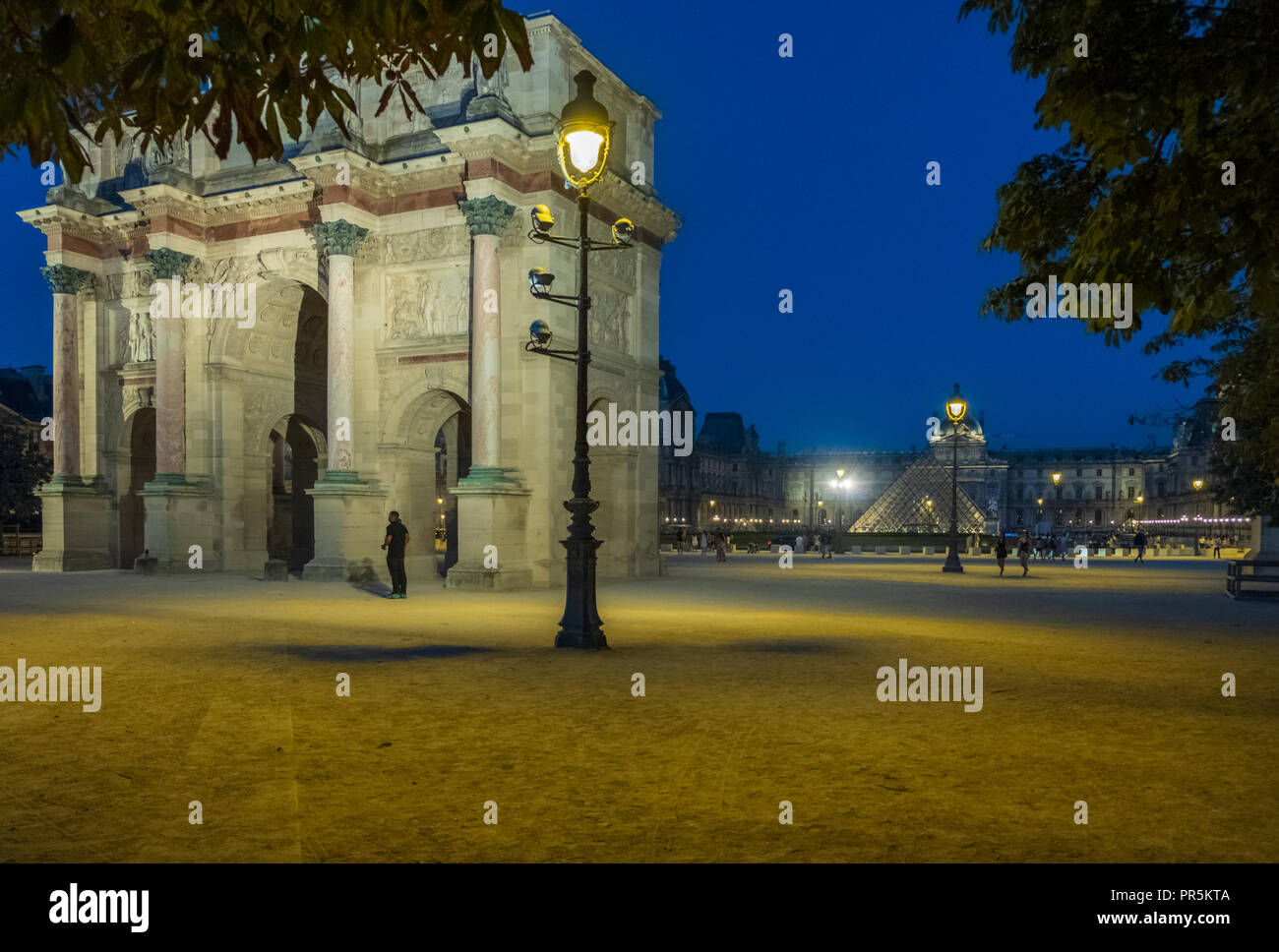 Paris, France - 6 août 2018 : l'Arc de triomphe du Carrousel dans le contexte du musée du Louvre à Paris, France au crépuscule. Banque D'Images