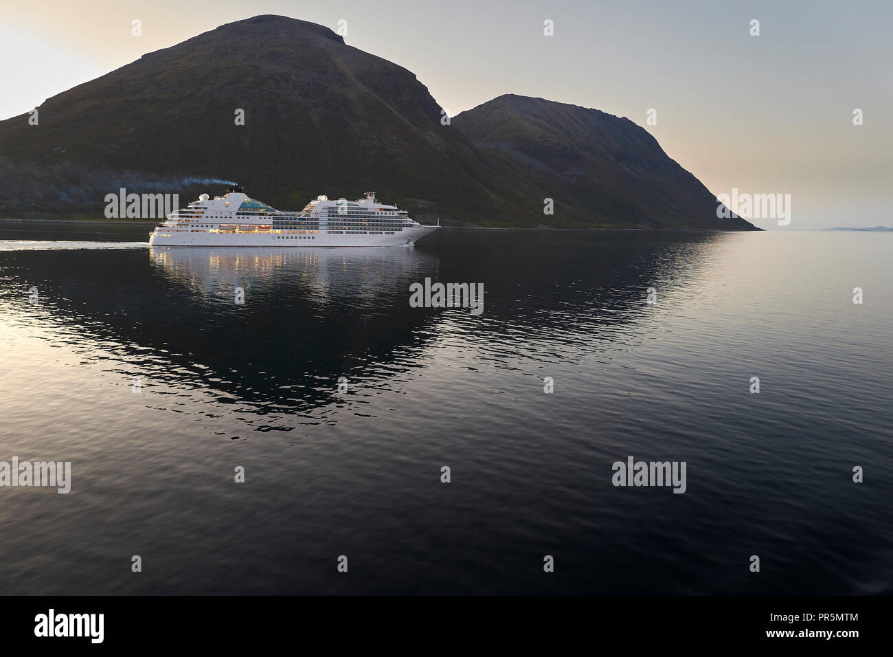 Le bateau de croisière, Seabourn Ovation, traverse le Lauksundet, près de Skjervøy, loin au nord du cercle arctique norvégien pendant le soleil de minuit. Banque D'Images
