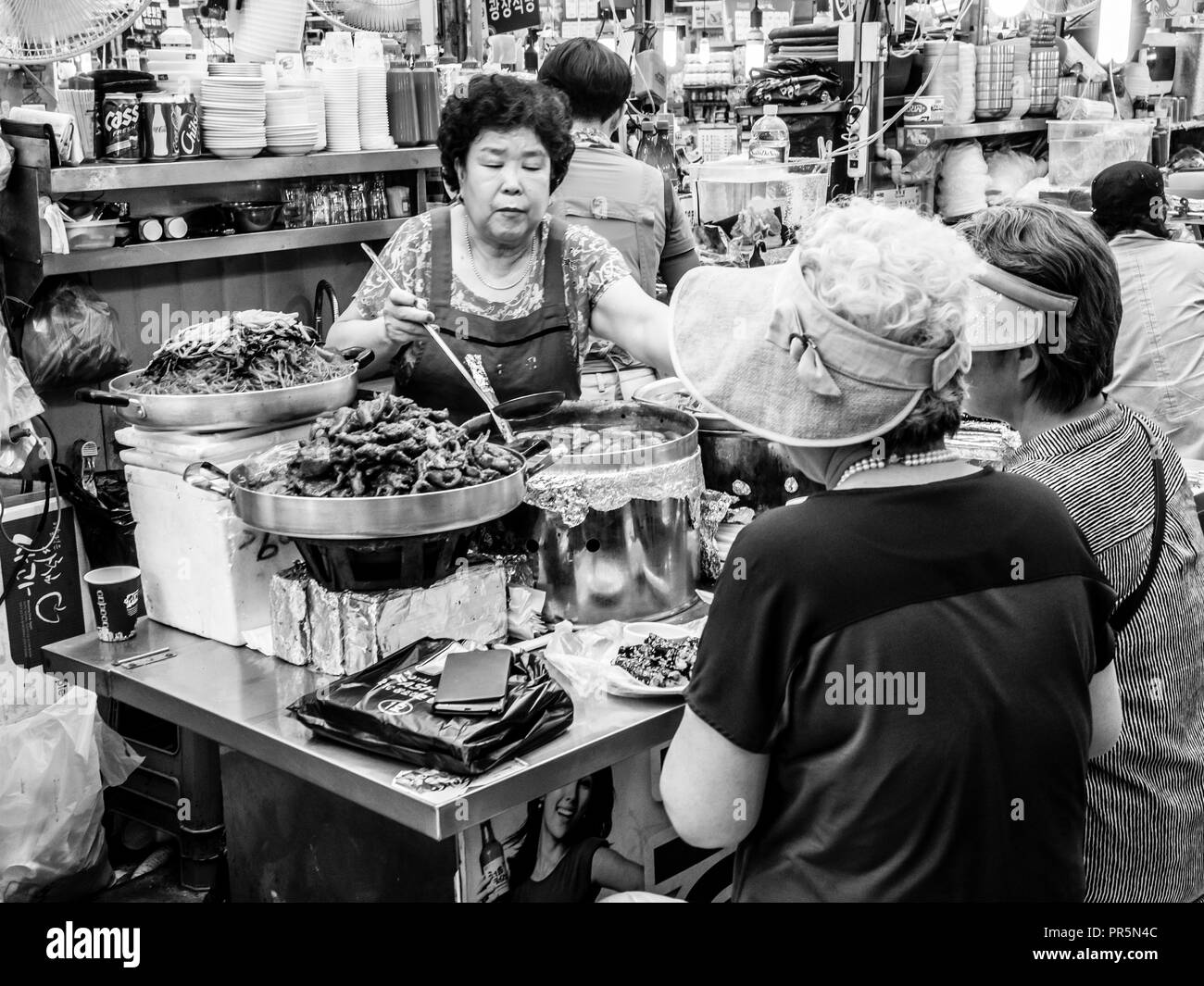 Séoul, Corée du Sud - 21 juin 2017 : Les gens de manger des plats savoureux et des boissons à Gwangjang à Séoul. Banque D'Images