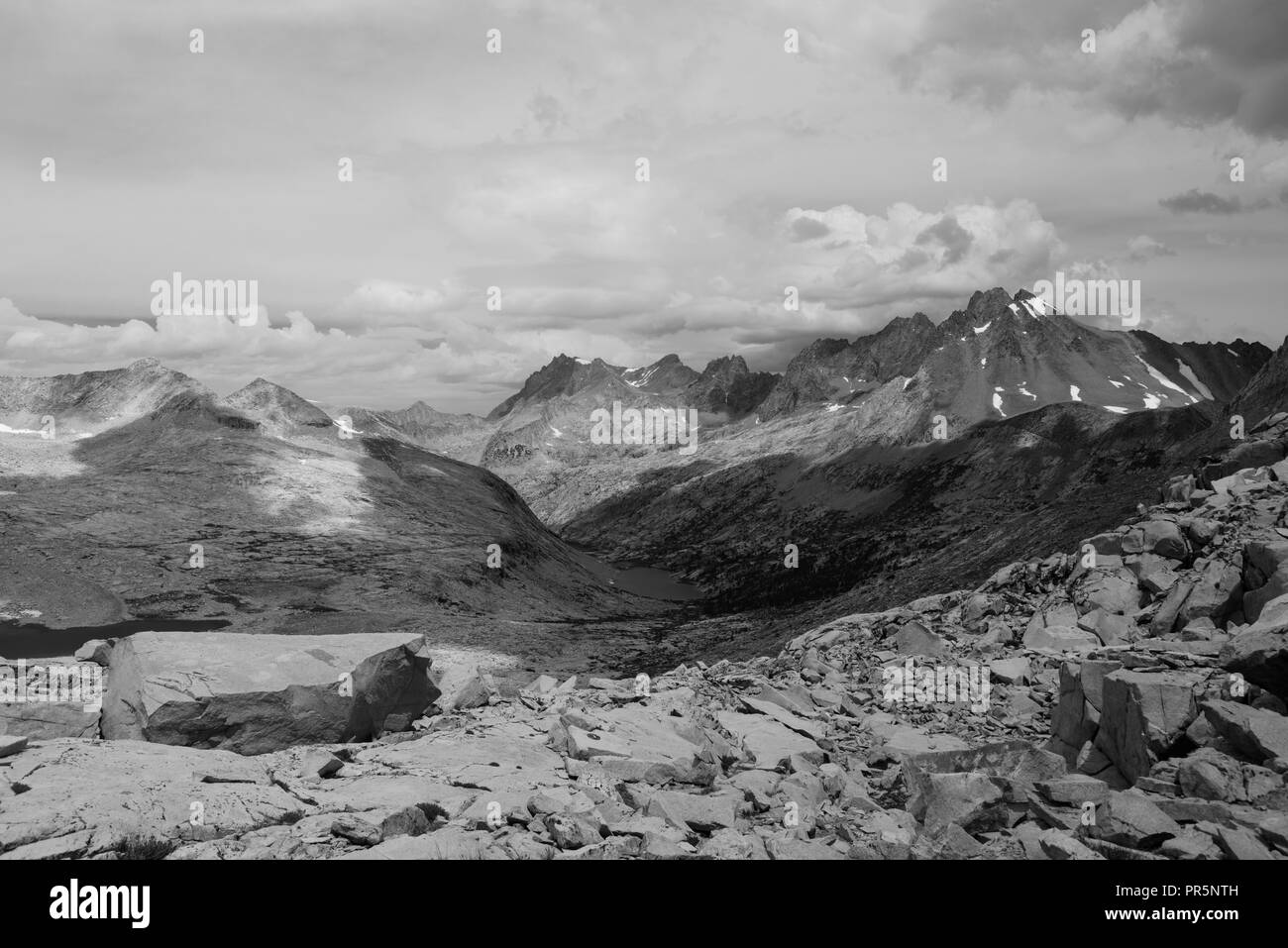 High angle view sur les lacs à partir de la palissade Mather Pass. John Muir Trail/Pacific Crest Trail ; Sequoia Kings Canyon désert, le Parc National Kings Canyon Banque D'Images
