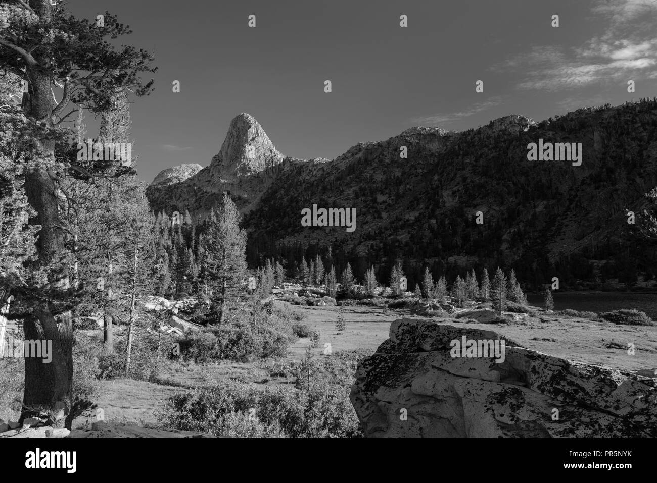 Vue du coucher de soleil de fin Dome, près de Lake Arrowhead, John Muir Trail/Pacific Crest Trail ; Sequoia Kings Canyon désert, le Parc National Kings Canyon, Sierra Banque D'Images