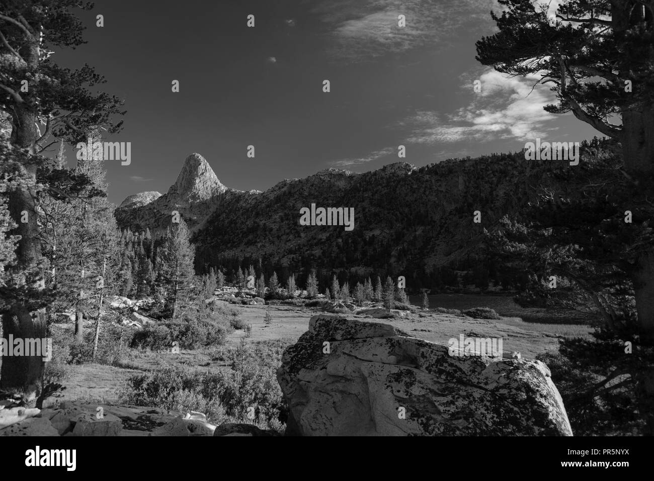 Vue du coucher de soleil de fin Dome, près de Lake Arrowhead, John Muir Trail/Pacific Crest Trail ; Sequoia Kings Canyon désert, le Parc National Kings Canyon, Sierra Banque D'Images