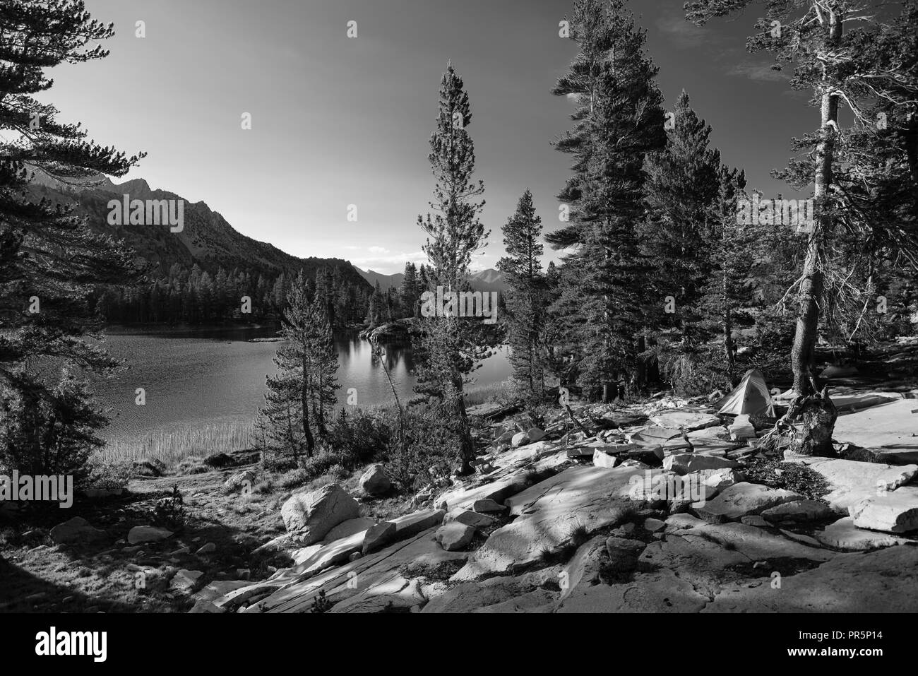 Coucher du soleil à Lake Arrowhead, John Muir Trail/Pacific Crest Trail ; Sequoia Kings Canyon désert, le Parc National Kings Canyon, Sierra Nevada, C Banque D'Images