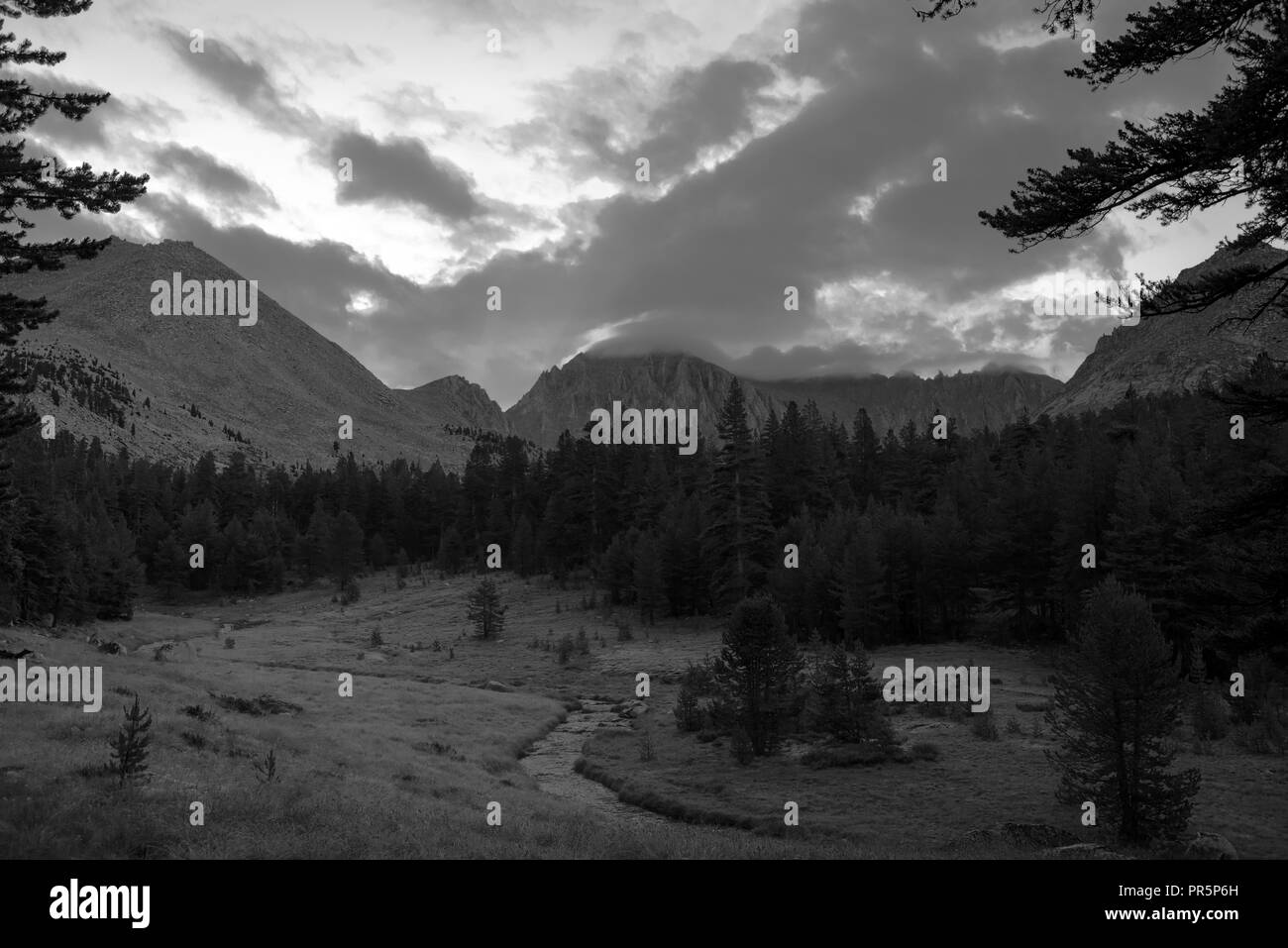 Surnise à Crabtree Meadows avec une vue spectaculaire sur les nuages au-dessus de Mt. Whitney. John Muir Trail/Pacific Crest Trail ; Sequoia Kings Canyon Wilderness ; Banque D'Images