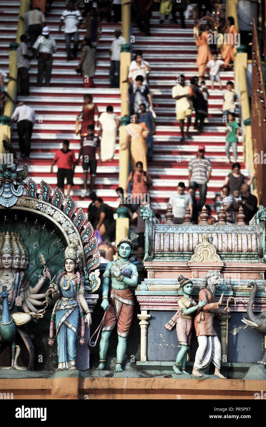 Les gens qui marchent sur les mesures de grottes de Batu temple pendant Thaipusam festival à Batu Caves, Selangor, Malaisie Banque D'Images
