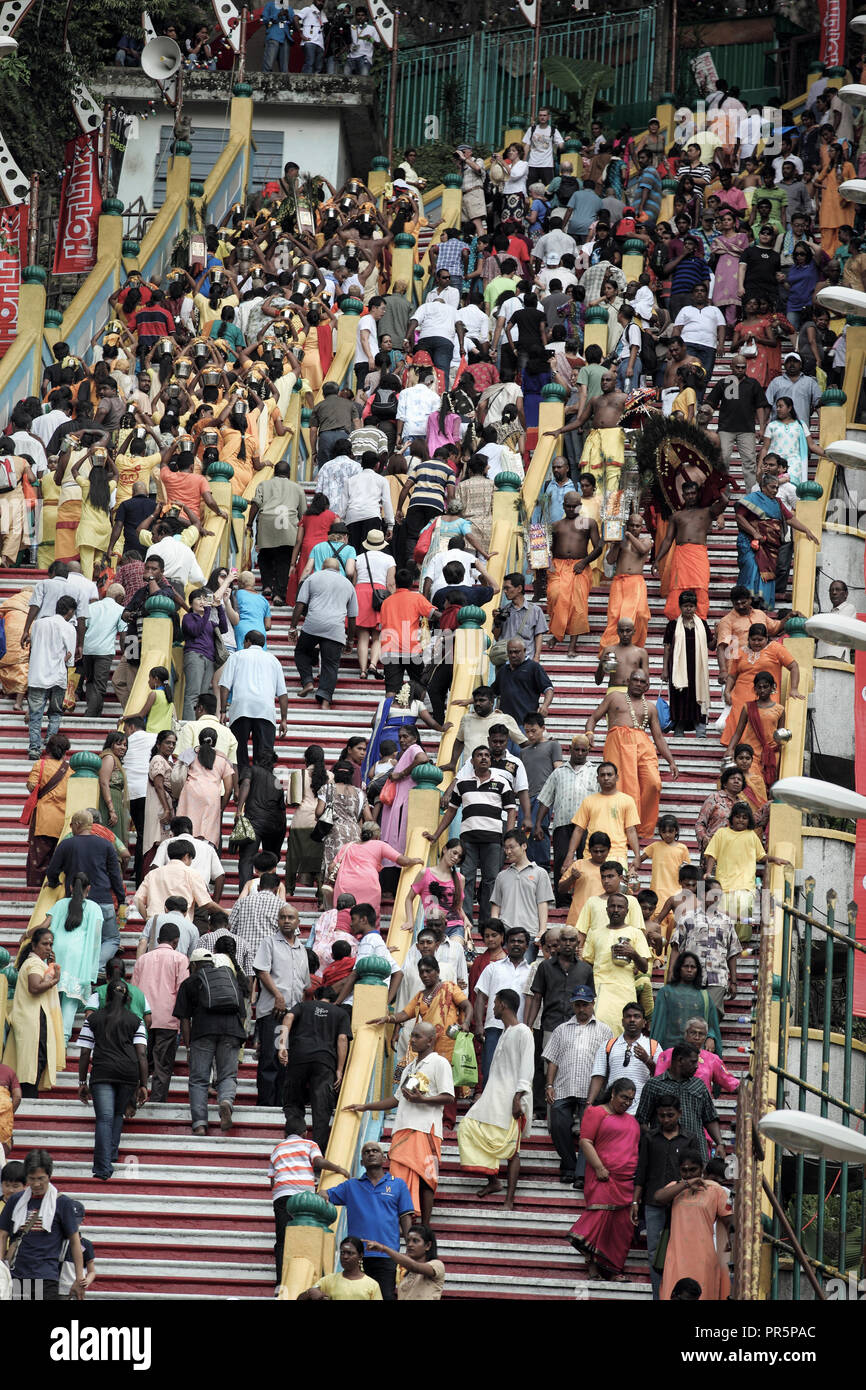 Les gens qui marchent sur les mesures de grottes de Batu temple pendant Thaipusam festival à Batu Caves, Selangor, Malaisie Banque D'Images